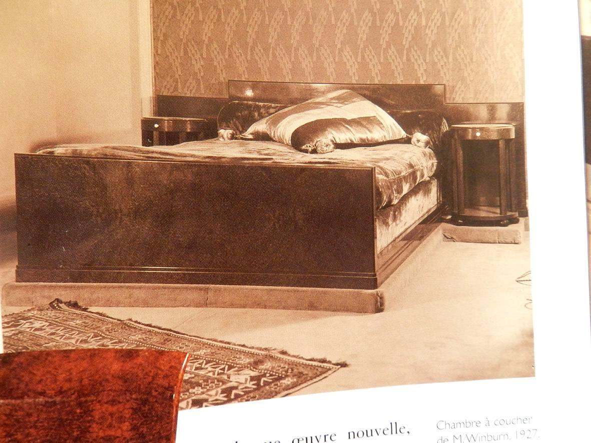 Jules Leleu, Großes Bett aus Nussbaumholz, um 1930 (Bronze) im Angebot