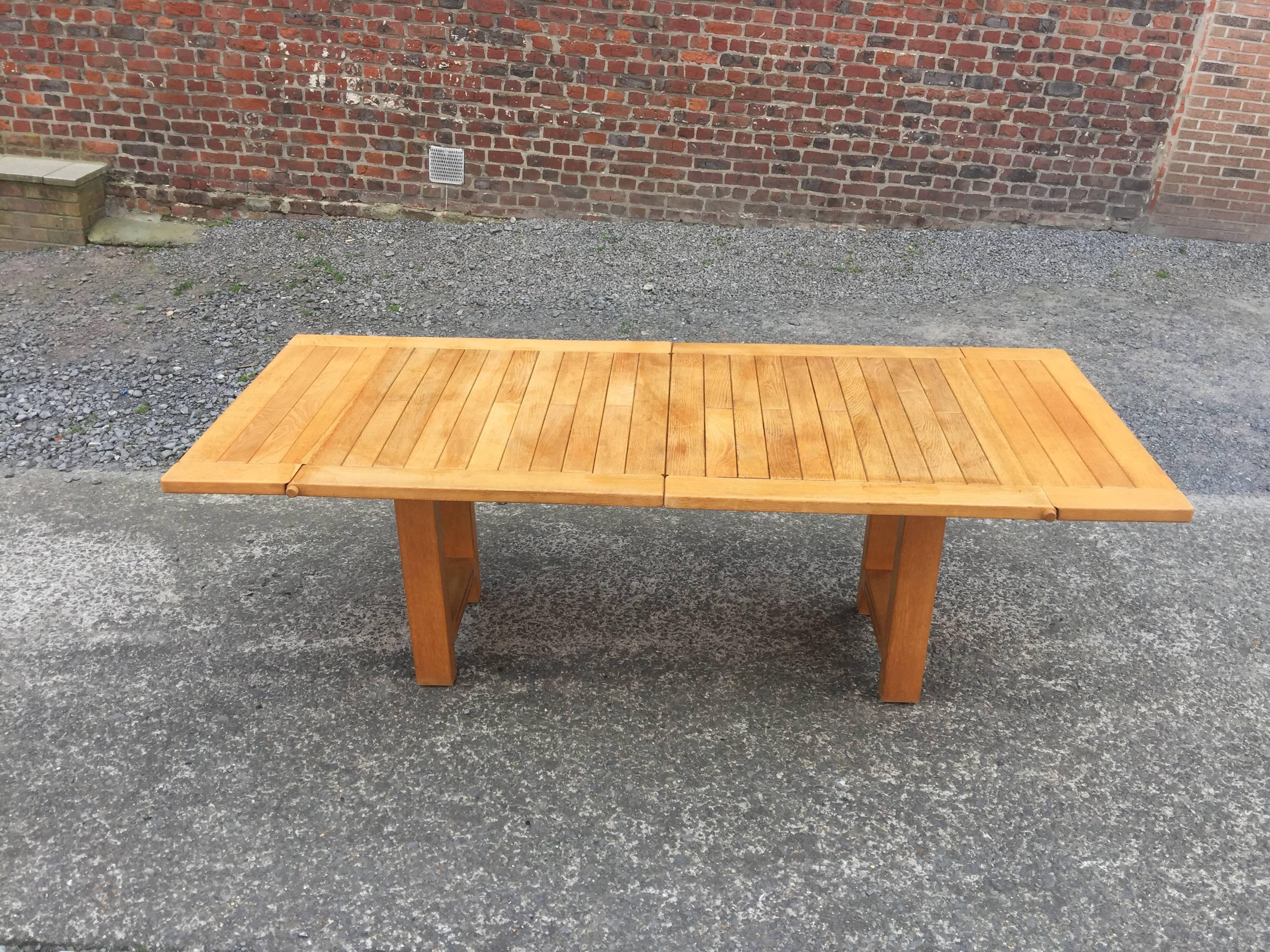 Mid-Century Modern Guillerme et Chambron, table Bourbonnais en chêne, vers 1970 en vente