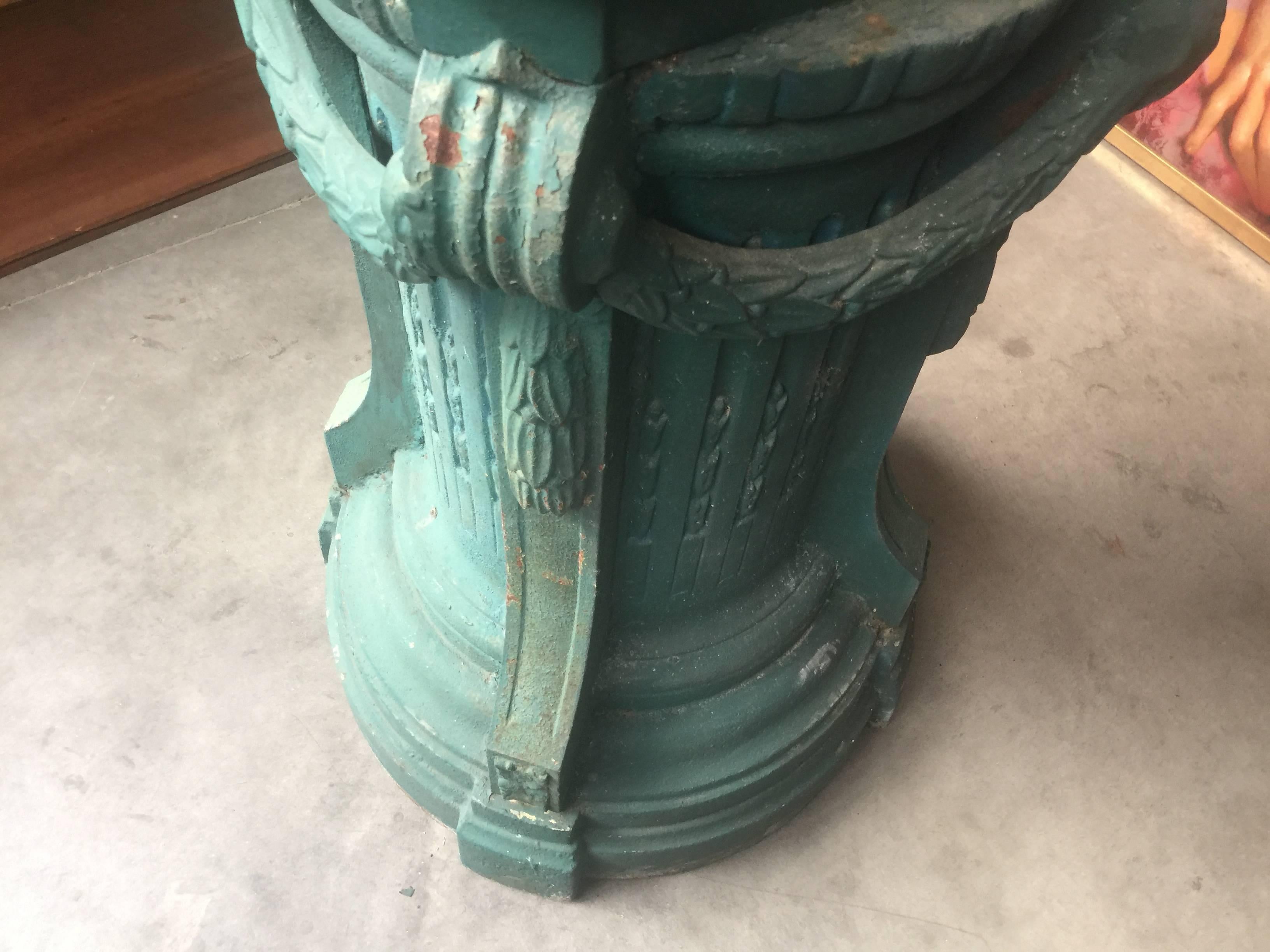 2 Important  Cast Iron Garden Vases, End of the 19th Century In Good Condition For Sale In Saint-Ouen, FR