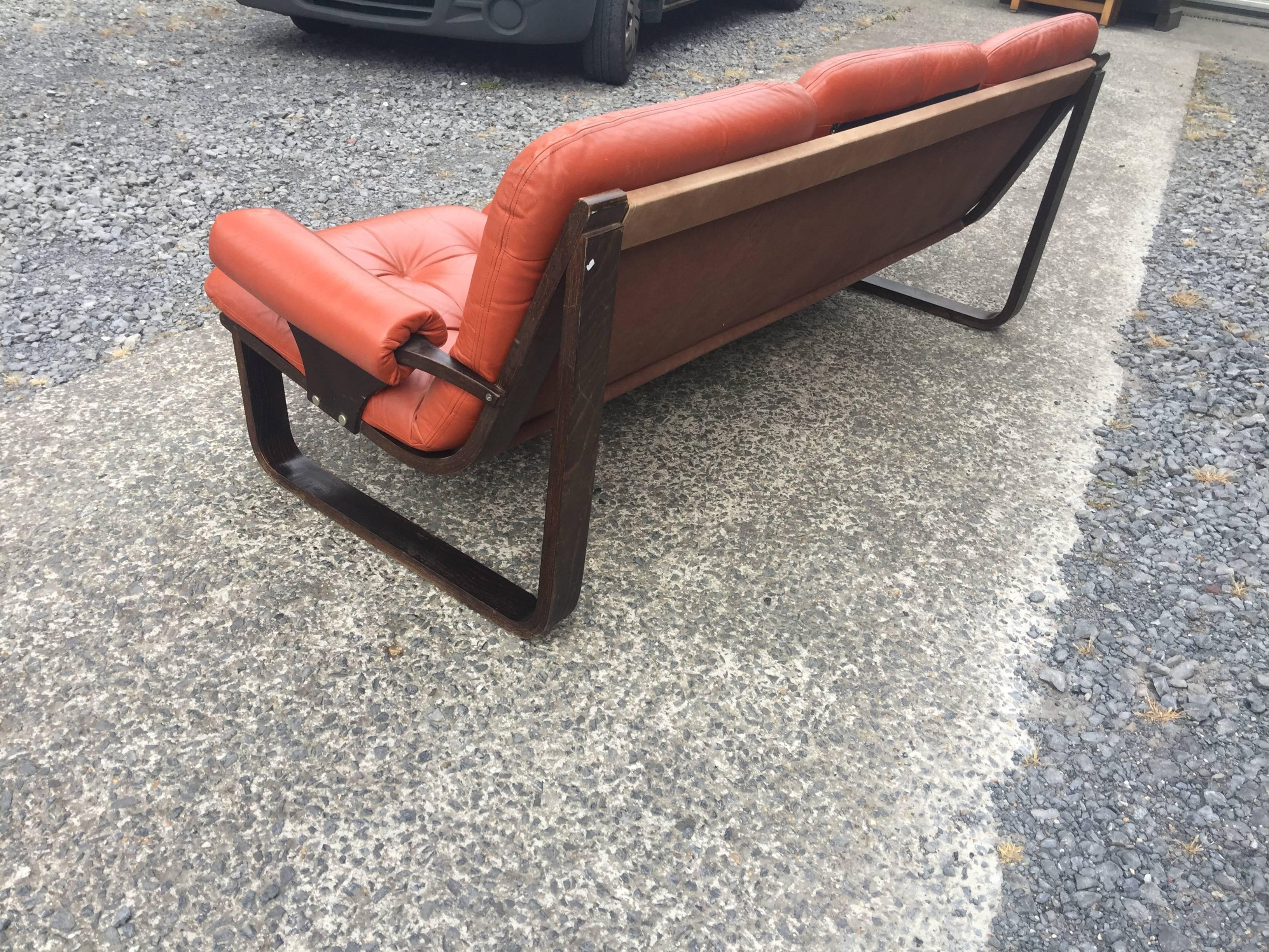 Scandinavian Style Bench in Laminated Wood and Orange Leather, circa 1960 In Excellent Condition For Sale In Saint-Ouen, FR