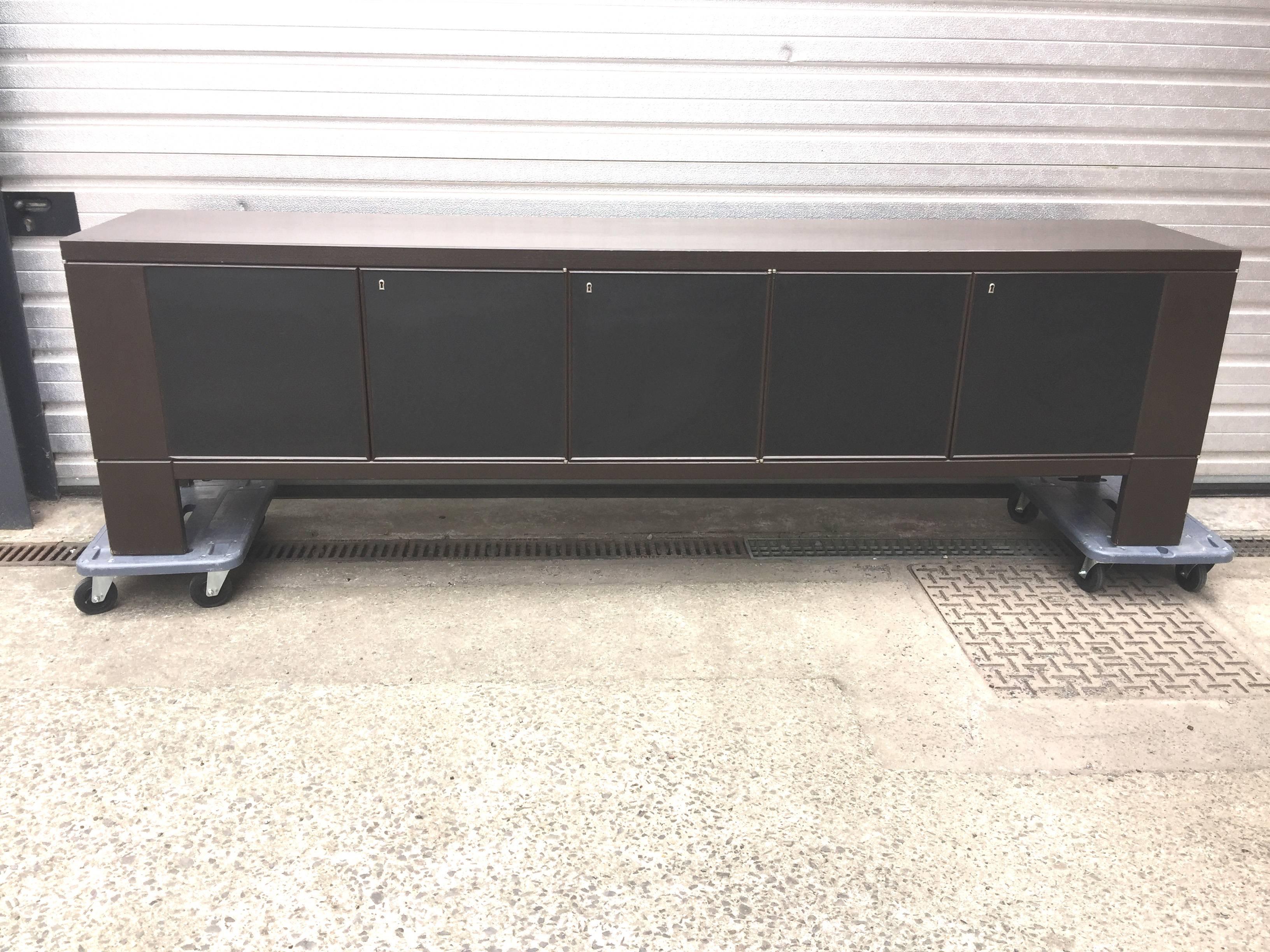 Large Brutalist sideboard in black and brown lacquered oak, circa 1970
(with keys).