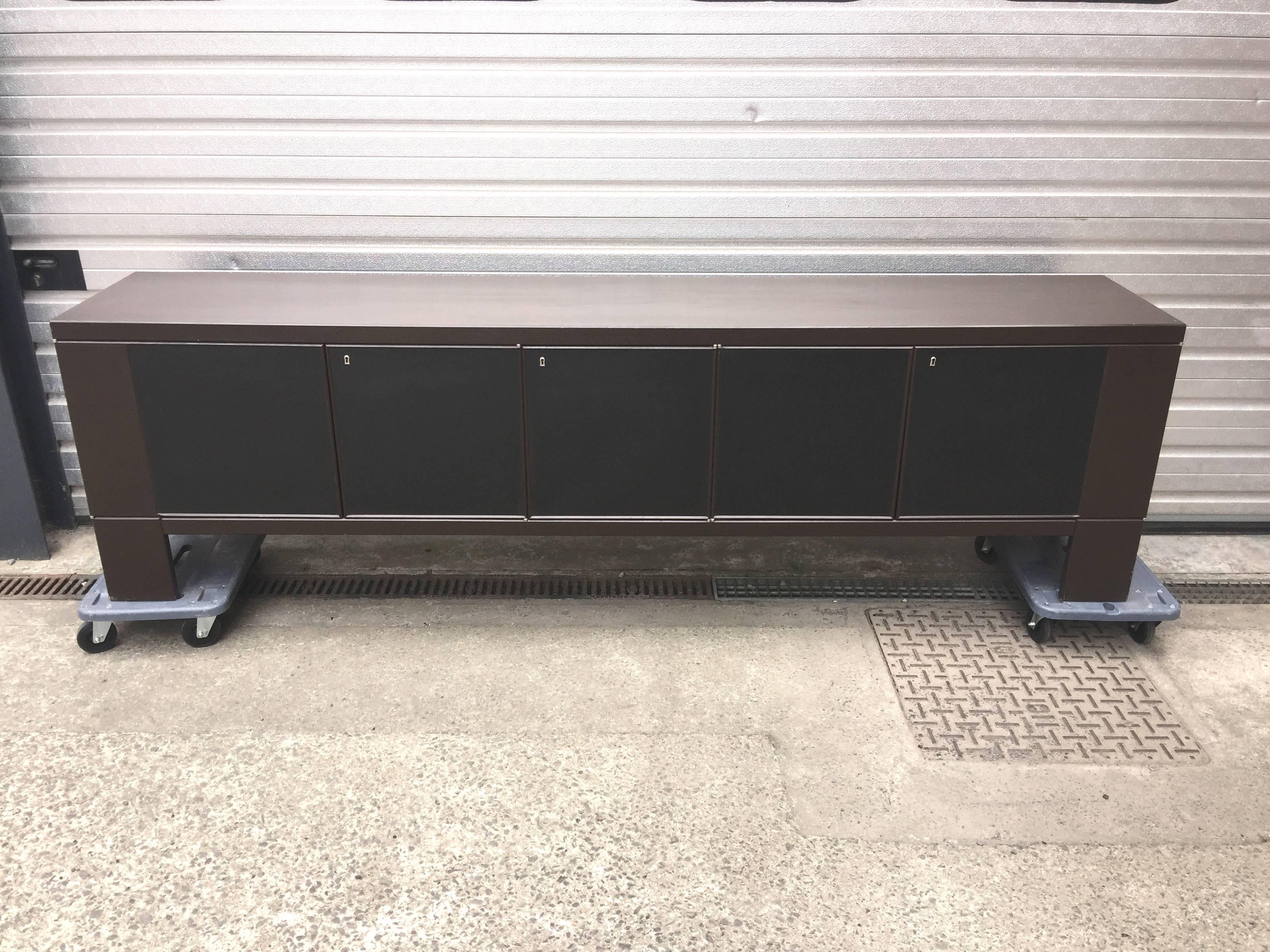 Large Brutalist Sideboard in Black and Brown Lacquered Oak, circa 1970 In Excellent Condition For Sale In Saint-Ouen, FR