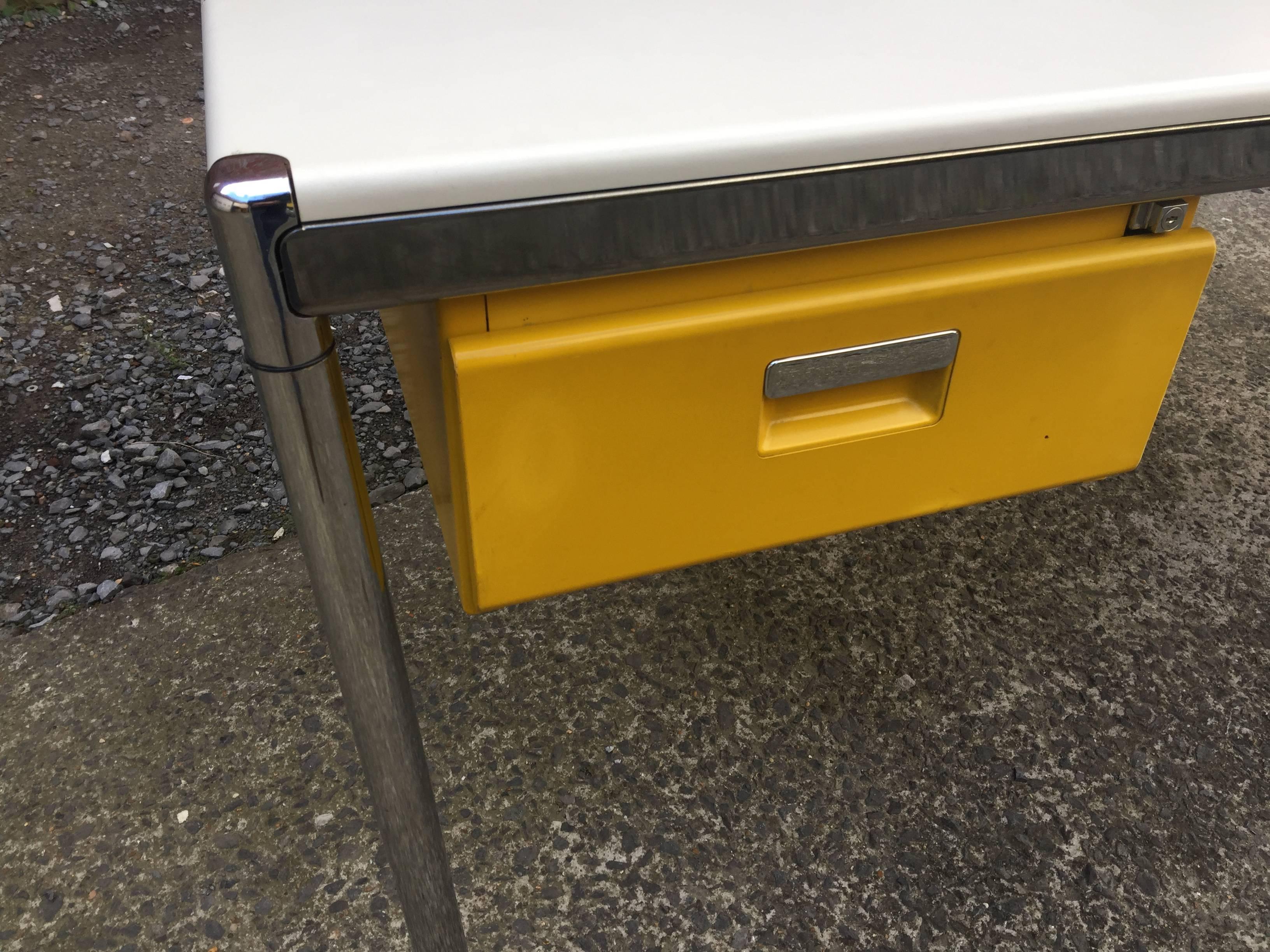 Strafor desk in chrome and lacquered metal circa 1980
with keys.