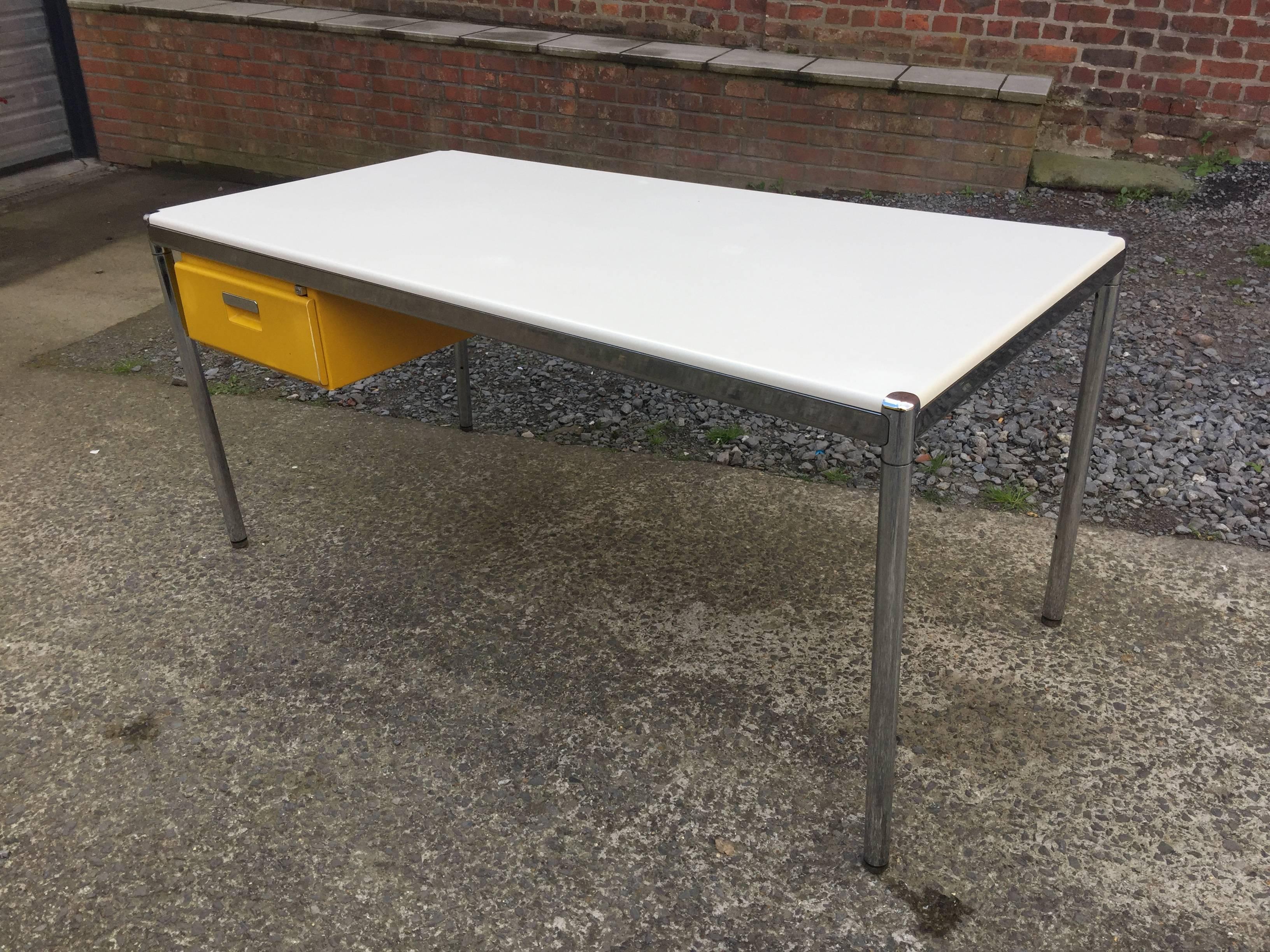 Mid-Century Modern Strafor Desk in Chrome and Lacquered Metal, circa 1980