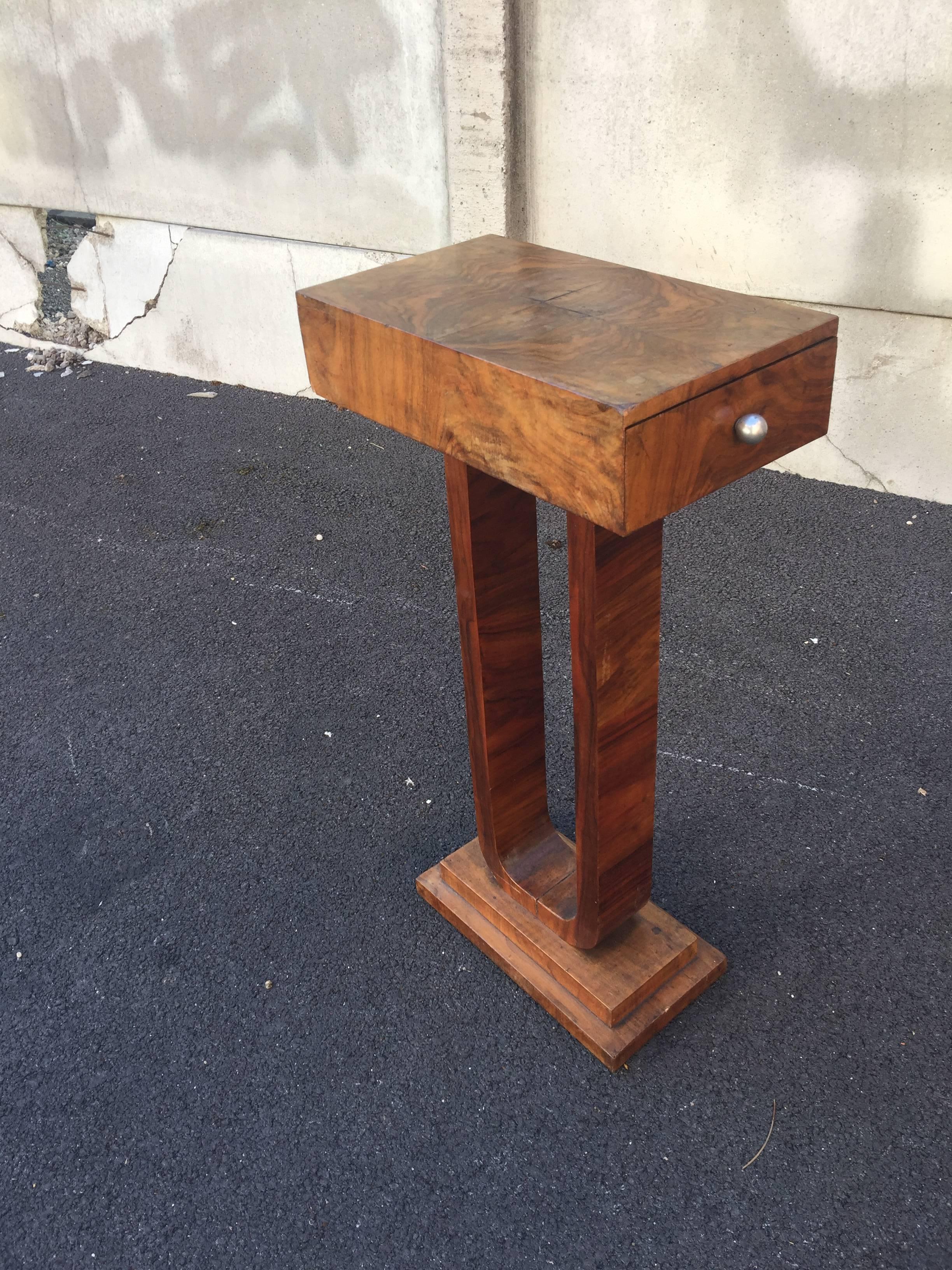 Original Mesa Auxiliar Art Decó en Chapa de Nogal, circa 1930 mediados del siglo XX en venta