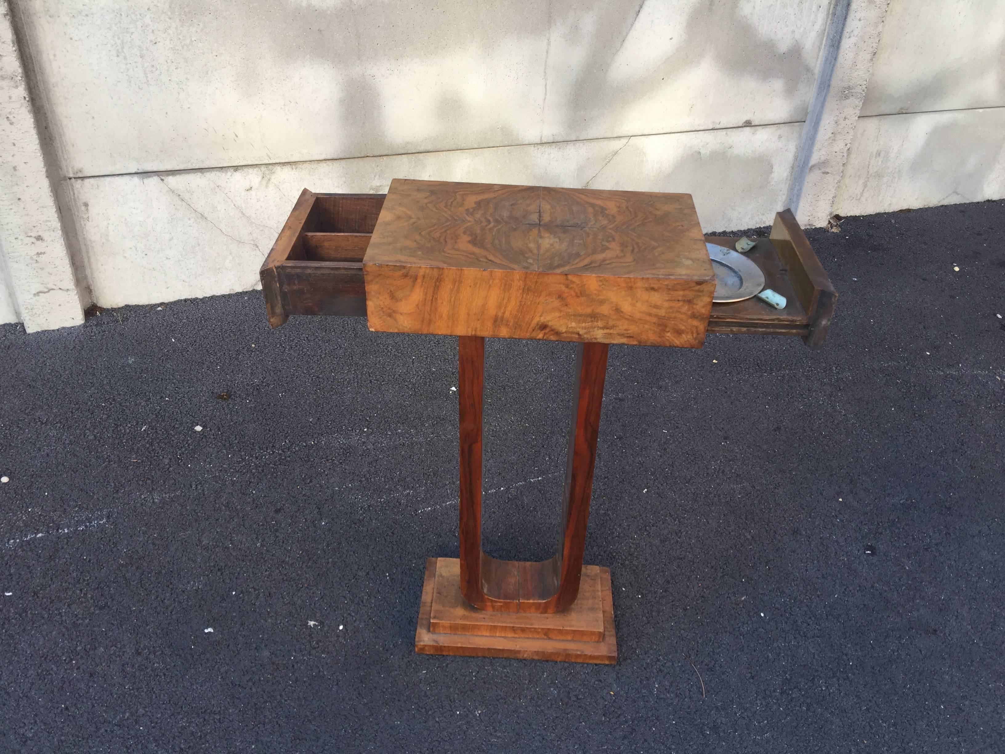 Original Mesa Auxiliar Art Decó en Chapa de Nogal, circa 1930 Francés en venta