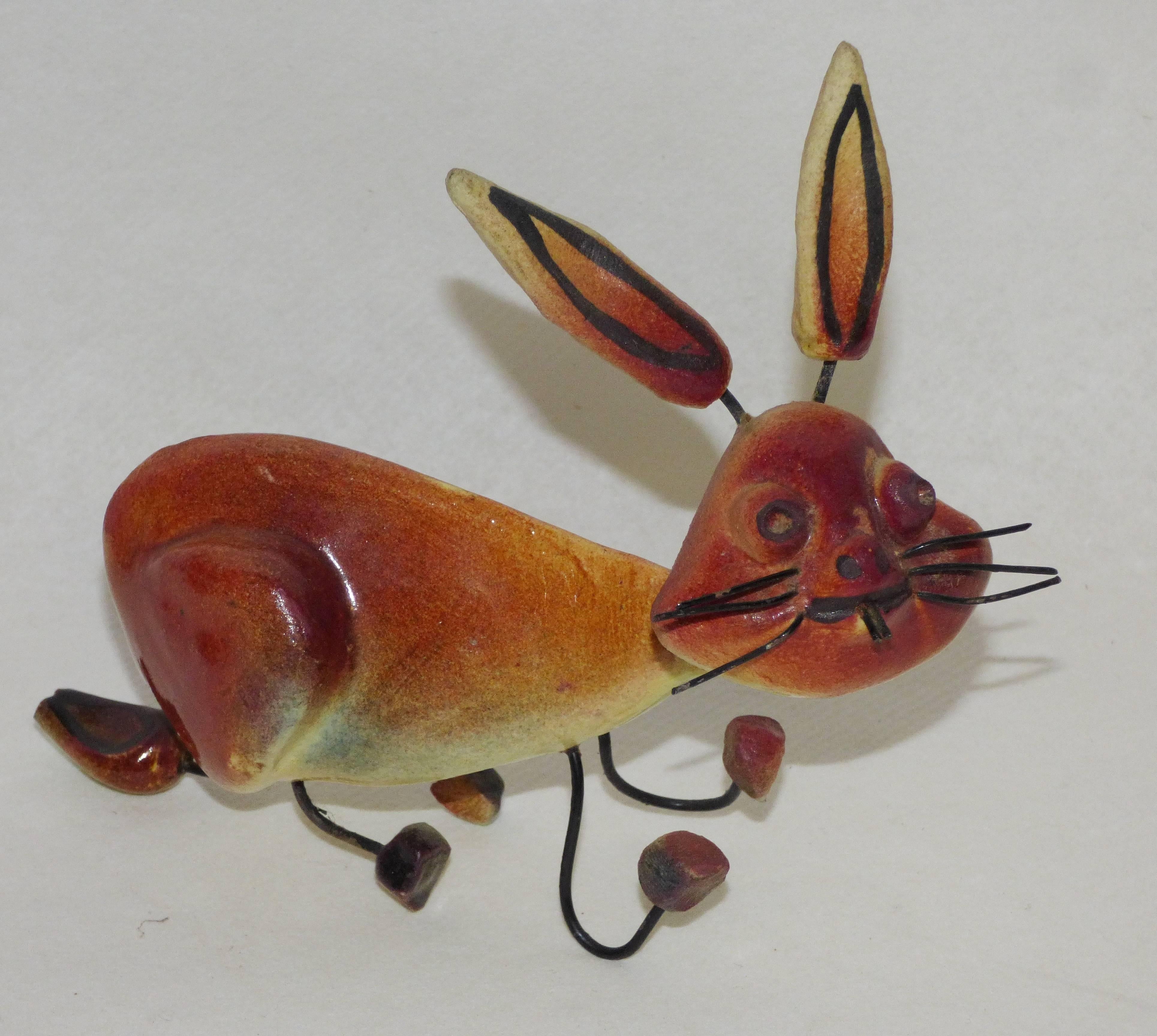 Accolay, trois animaux en fil de fer et céramique : chat, pélican et lapin. Signé.