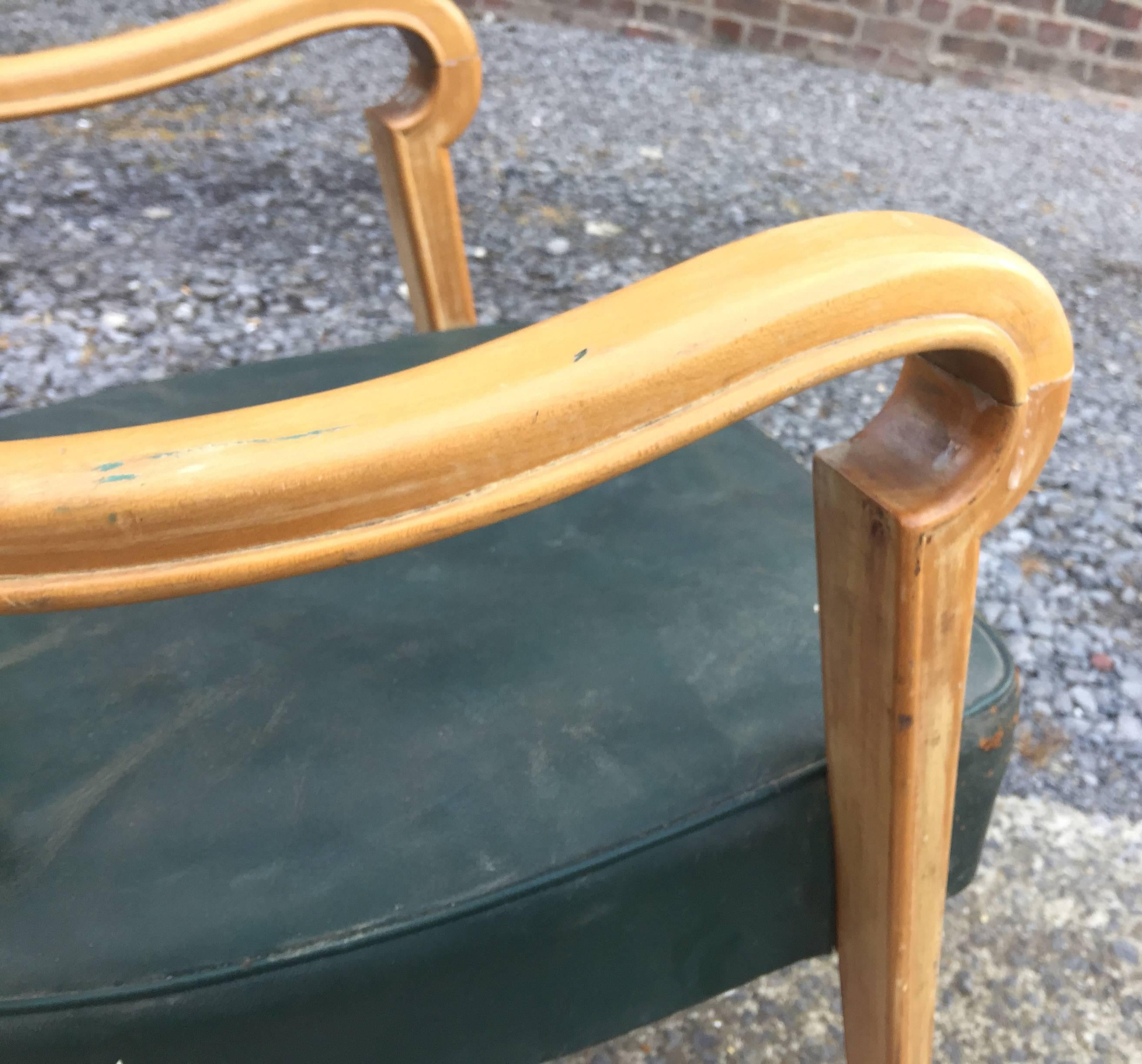 Français Fauteuil Art Déco Maxime en hêtre et cuir attribué à l'ancienne, vers 1940 en vente