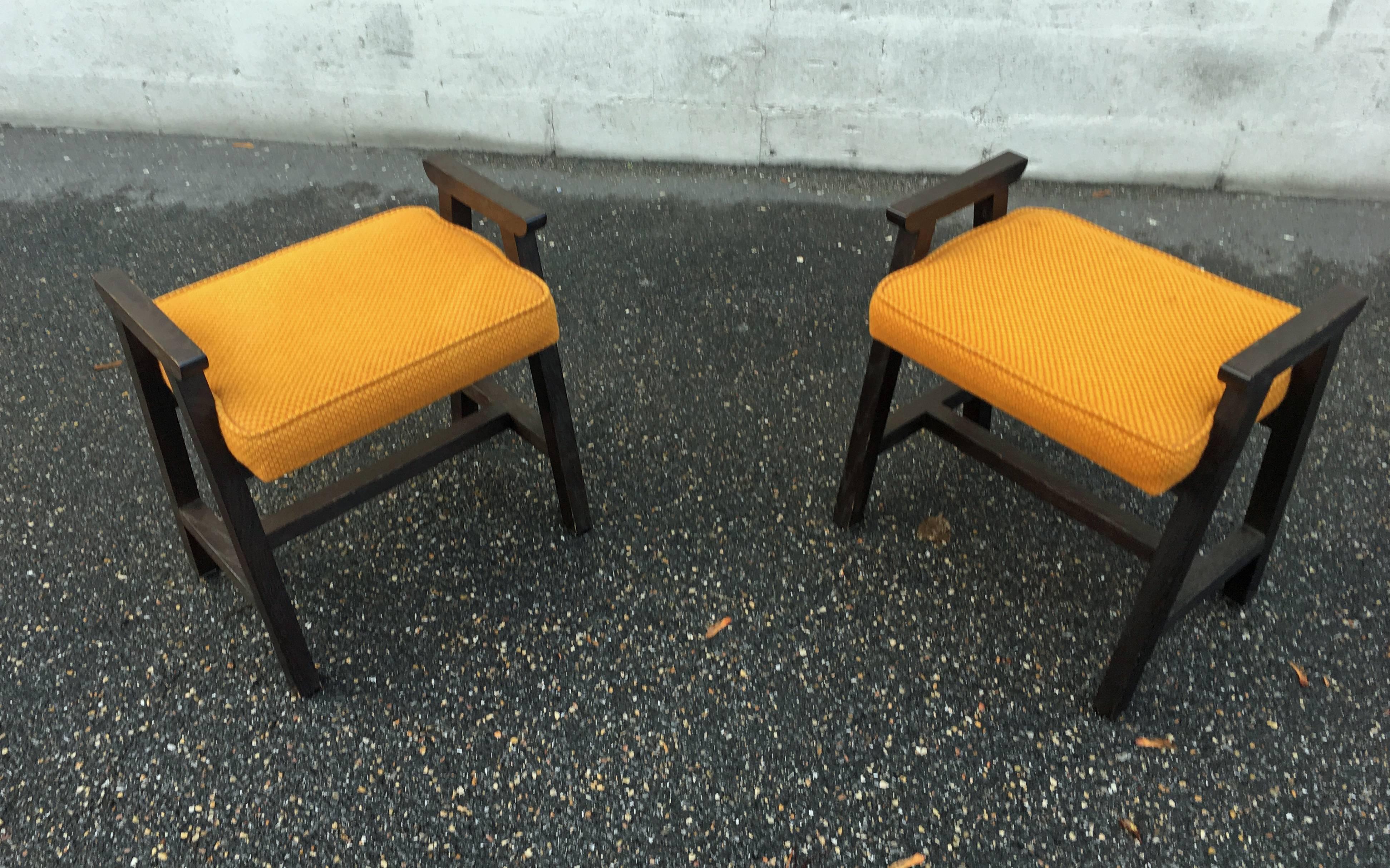 Guillerme et Chambron, 2 tabourets en chêne noirci, Edition Votre Maison, circa 1970.

le prix est pour 1 STOOL
Deux tabourets sont disponibles 