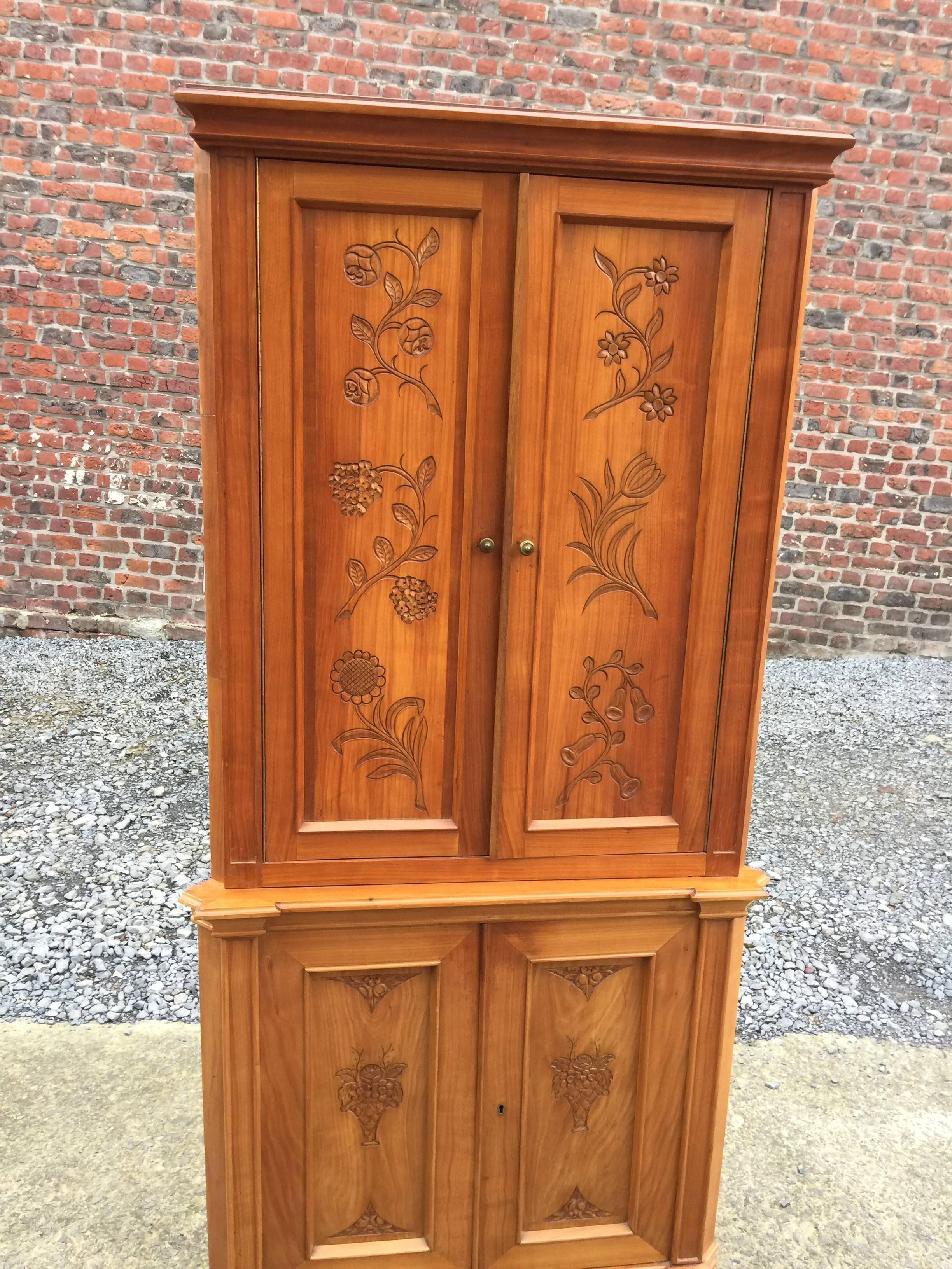 Mid-20th Century Art Deco Cherrywood Corner Cabinet, circa 1940 For Sale