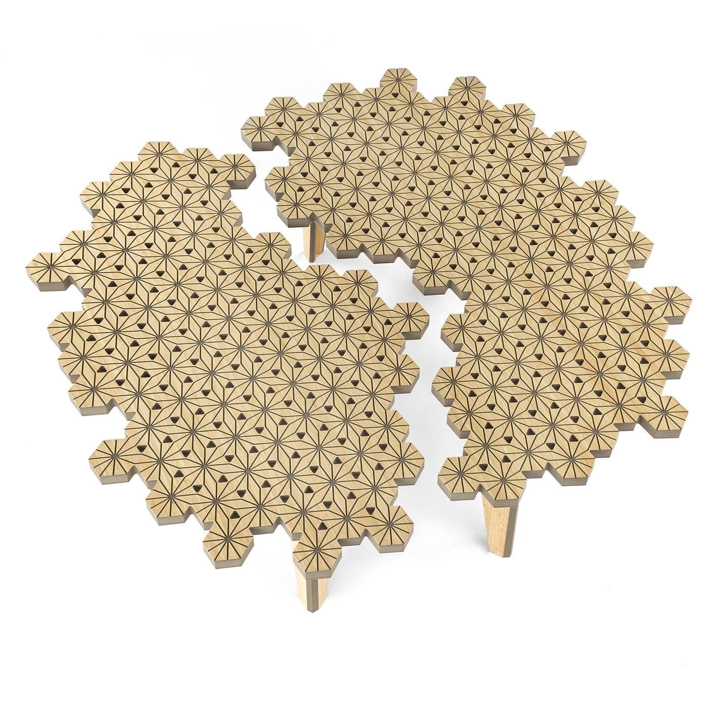 Cette table basse étonnante conçue par Shinobu Ito est en fibre de bois colorée dans une teinte gris clair avec un placage en bois de bambou. Il se compose de deux éléments qui s'imbriquent parfaitement l'un dans l'autre. S'ils sont proches les uns