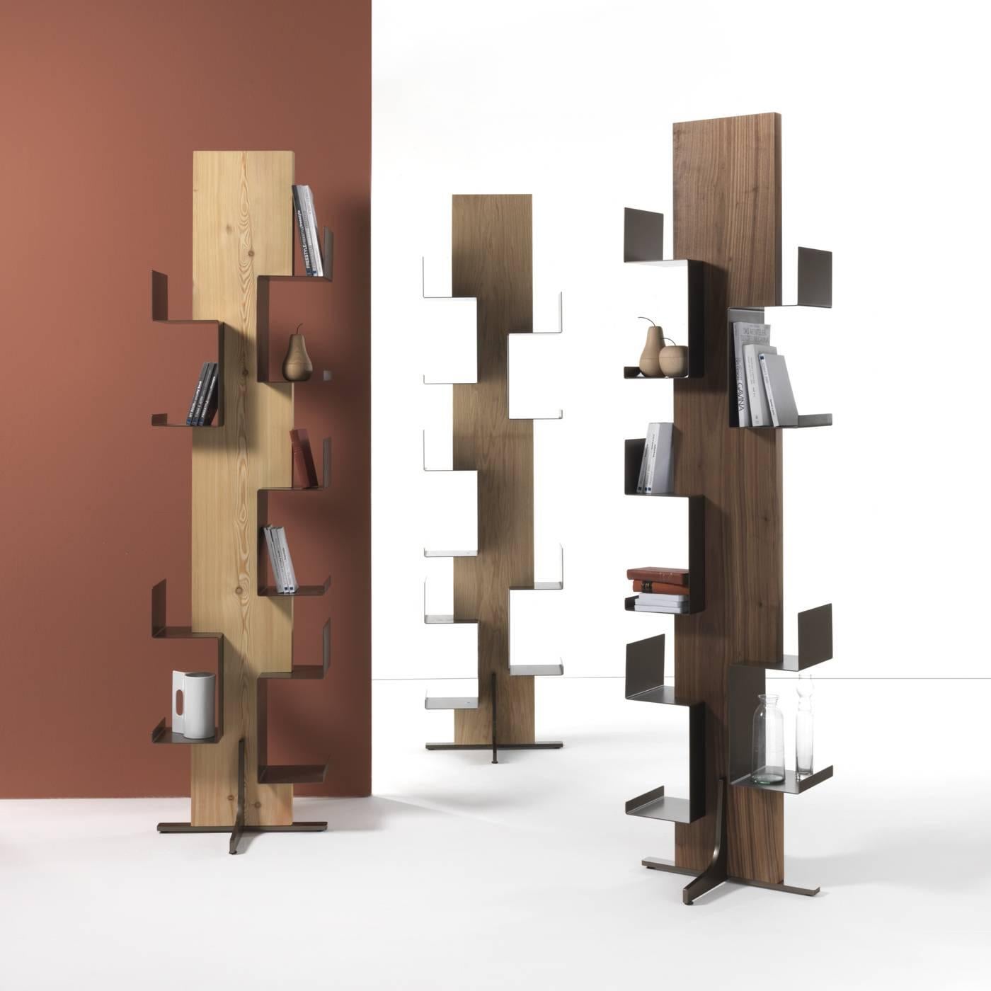 This striking TOTEM can be used to display objects and books and features the perfect fusion of two materials: the shaped solid larch wood of the structure and the iron shelves with a bronze finish. This piece is available also in the configuration