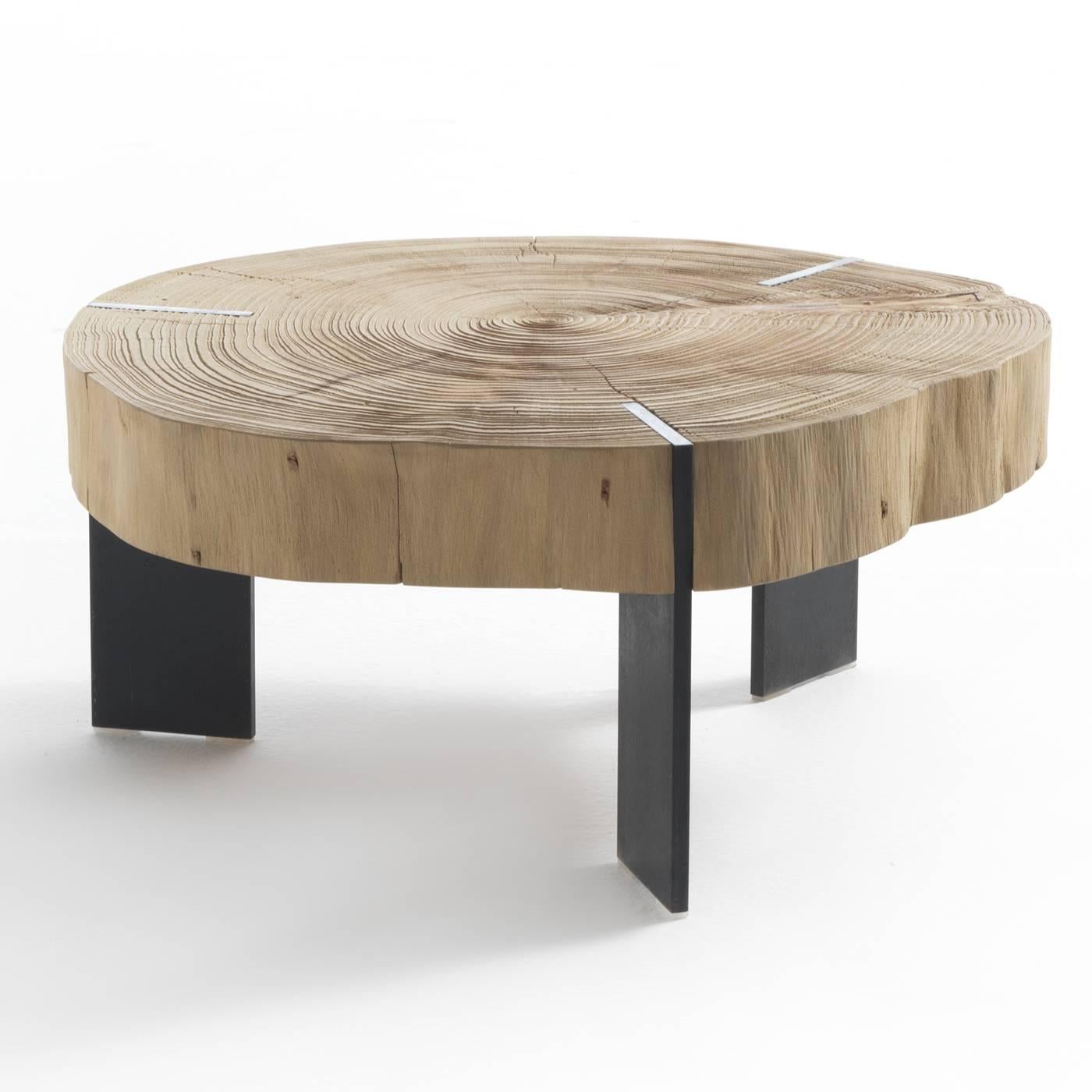 This exquisite coffee table is made of sections of a whole sandblasted cedar wood log resting on waxed iron legs. Here, nature is the real protagonist in all its majesty.