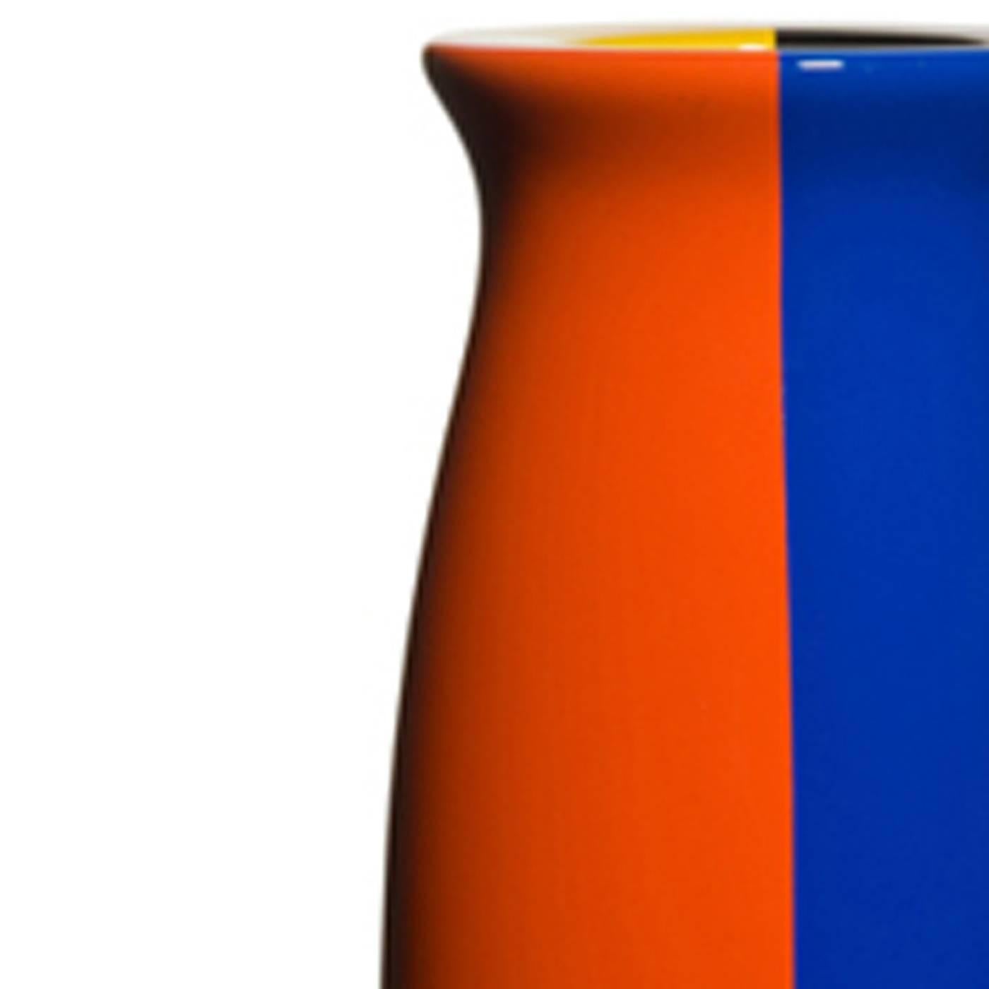 Questo vaso, con il suo fascino moderno e la sorprendente combinazione di colori, si farà notare in qualsiasi arredamento. Fa parte di una serie limitata di 50 pezzi disegnati da Alessandro Mendini, è realizzato in fibra di vetro e decorato con