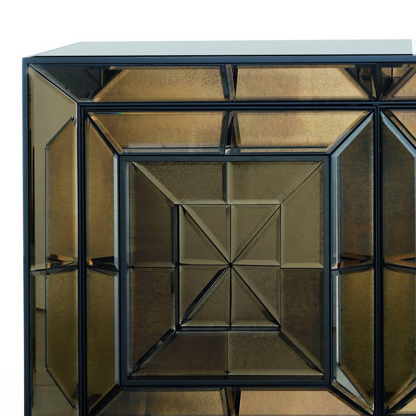 Diese imposante Anrichte ist durch die Verwendung von bronziertem Muranoglas und Details aus Holz mit schwarzem Decklack gekonnt ausgeführt. Das Highlight des Stücks sind die Frontplatten der drei Türen aus Muranoglas, die abgeschrägt und