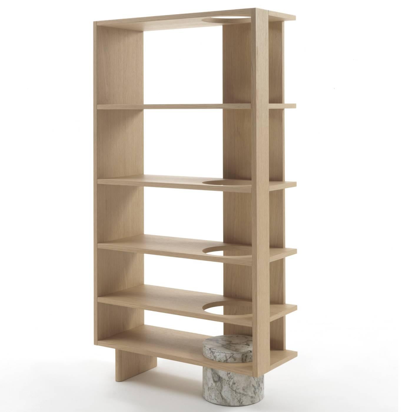 Los estantes de esta elegante estantería disponible en madera de roble o nogal 