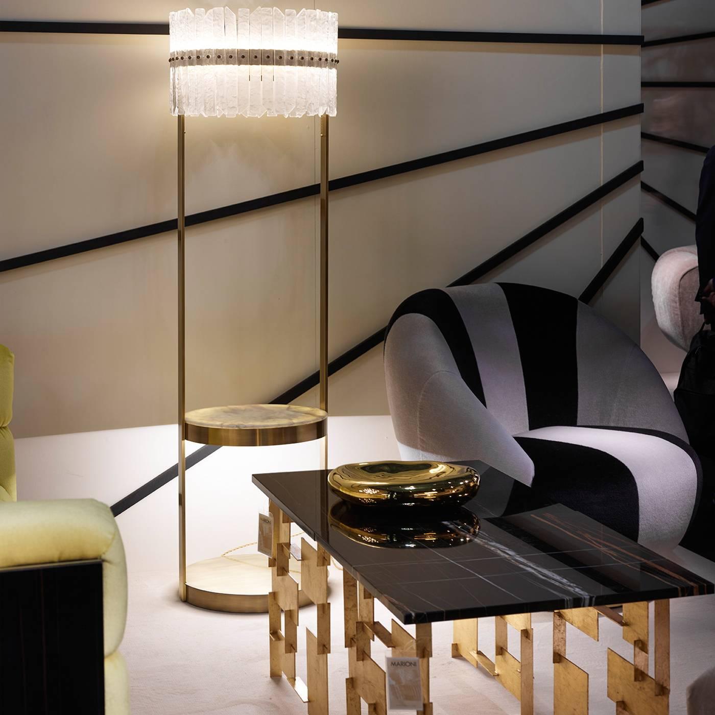 Este elegante sillón giratorio negro y gris, diseñado por Studio 63 para Marioni, presenta una estructura metálica y está disponible en distintos tapizados de tela o piel.
