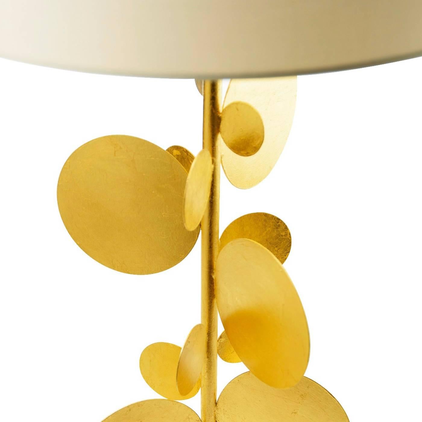 Stylish table lamp made of welded metal and available in two finishes, namely in gold or silver leaf, ancient or polished. Marioni recommends the cylindrical lampshade.