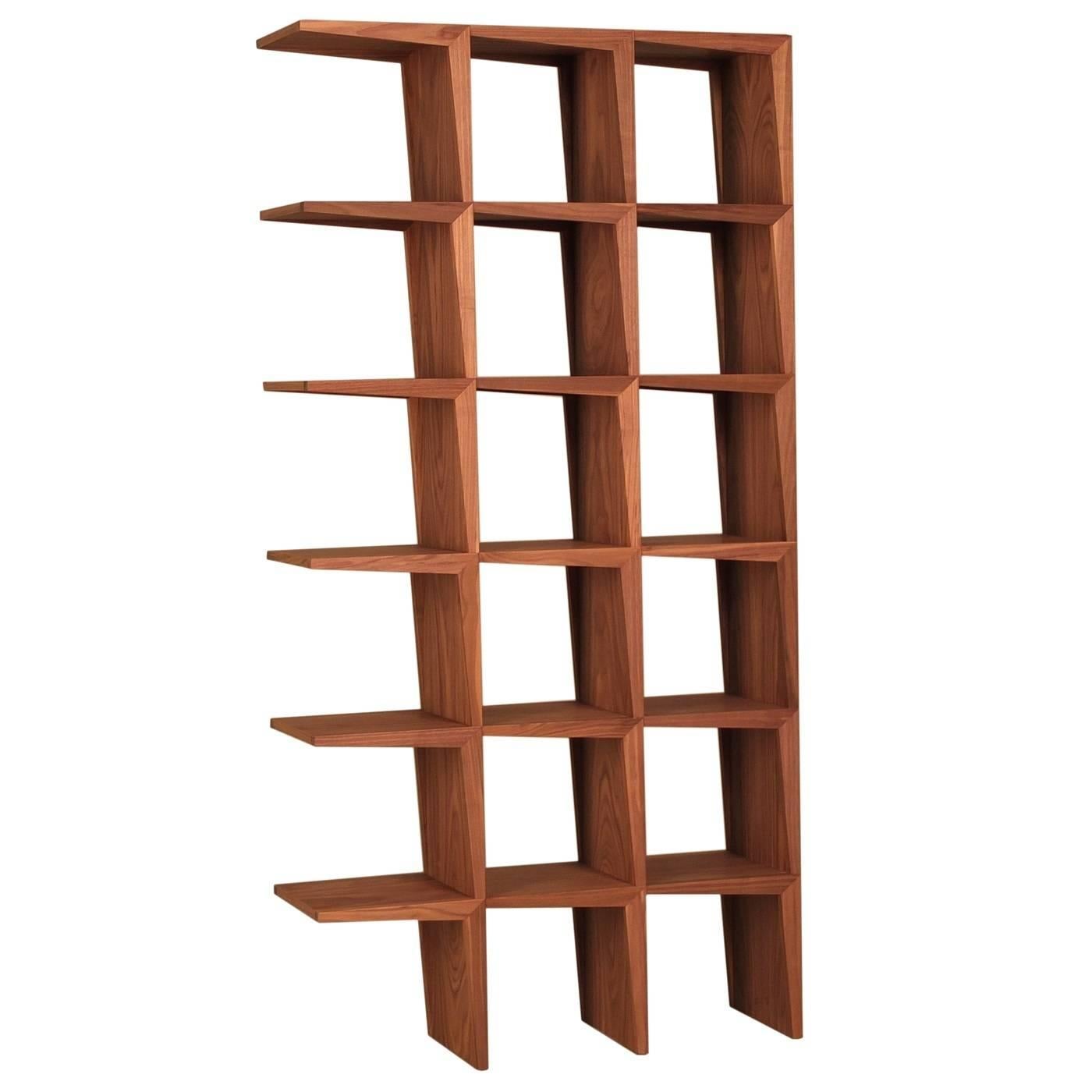 Dieses vom berühmten israelischen Architekten Itamar Harari entworfene Bücherregal aus Nussbaumholz kann beidseitig verwendet werden und ist somit auch ein raffinierter und moderner Raumteiler. Die einzigartige Silhouette, bei der eine Seite offen