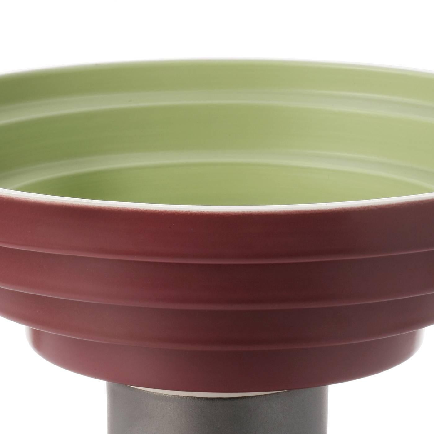 This elegant centerpiece in white clay features a base in dark grey supporting a conic body made of concentric steps that are finished in red on the outside and in vivid matte green on the inside. This piece was designed by famous architect Ettore