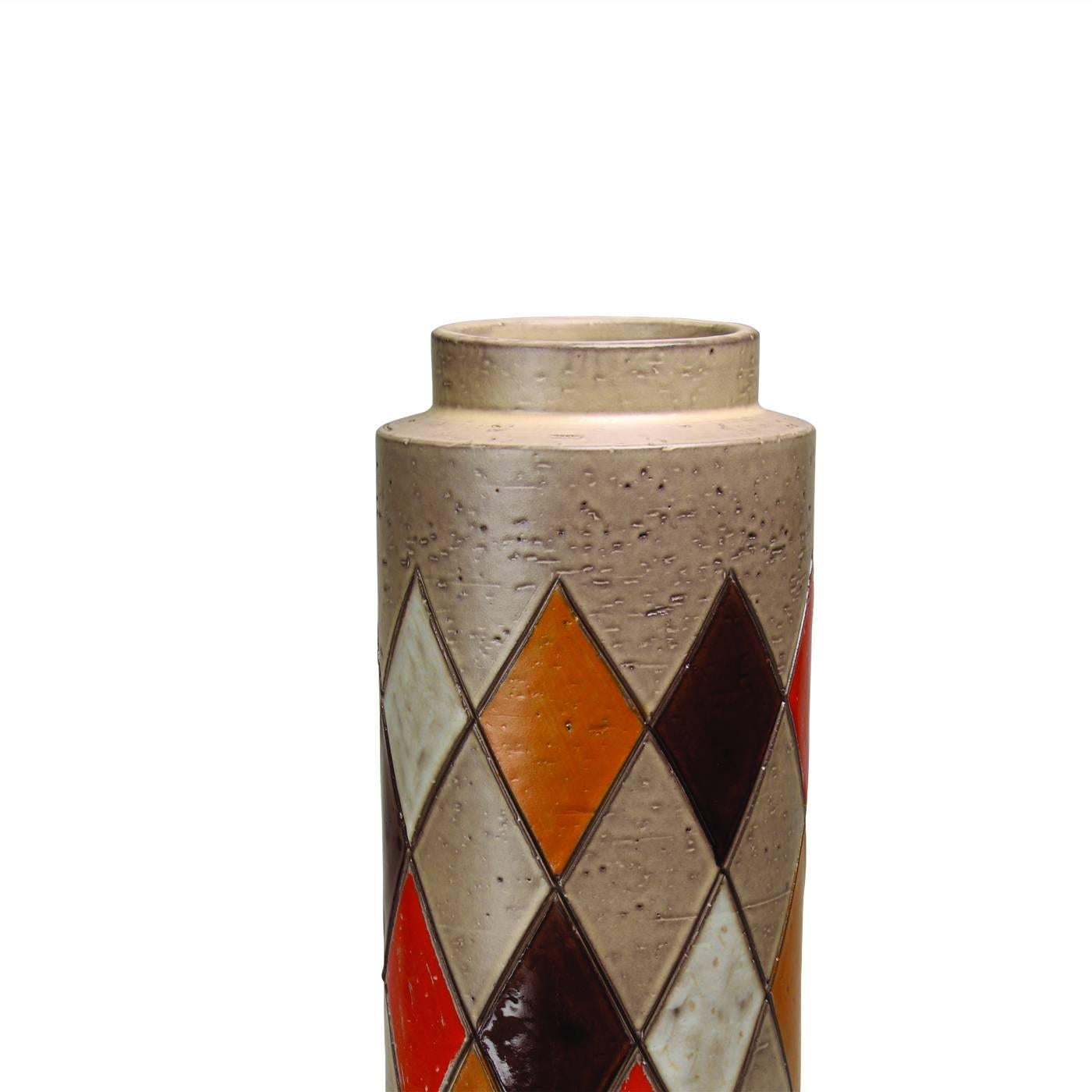 Ce vase cylindrique en argile blanche fait partie d'une édition limitée de 149 pièces conçue en 1961 par Aldo Londi, alors directeur artistique de Bitossi. La surface irrégulière du vase est décorée, dans la partie centrale du corps, d'une série de