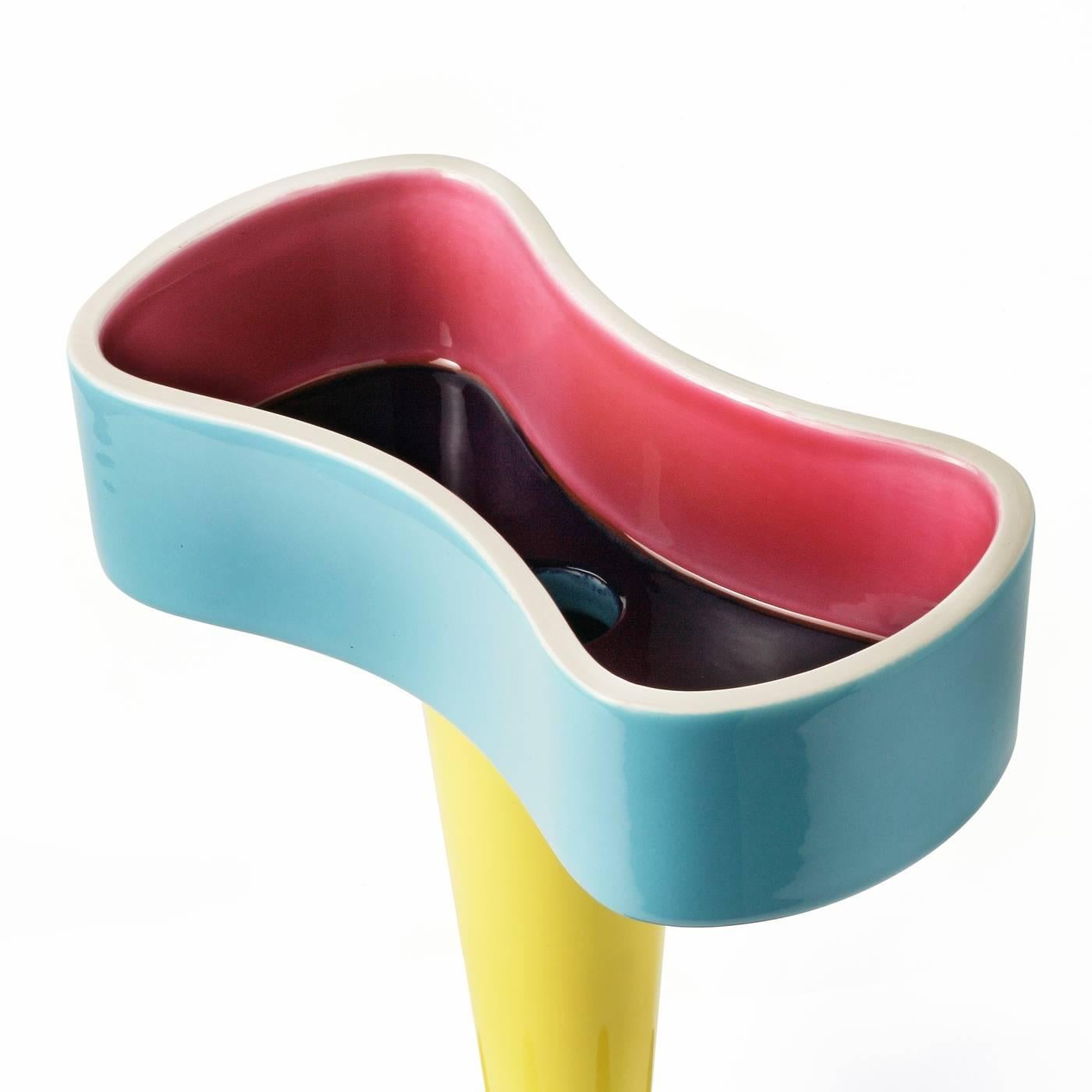 Diese auffällige Vase aus weißem Ton wurde 2006 von Karim Rashid entworfen und ist Teil einer limitierten Serie von 349 Objekten. Sie besteht aus drei geometrischen Elementen in Unifarben und gipfelt in der Vasenöffnung, die außen türkis und innen