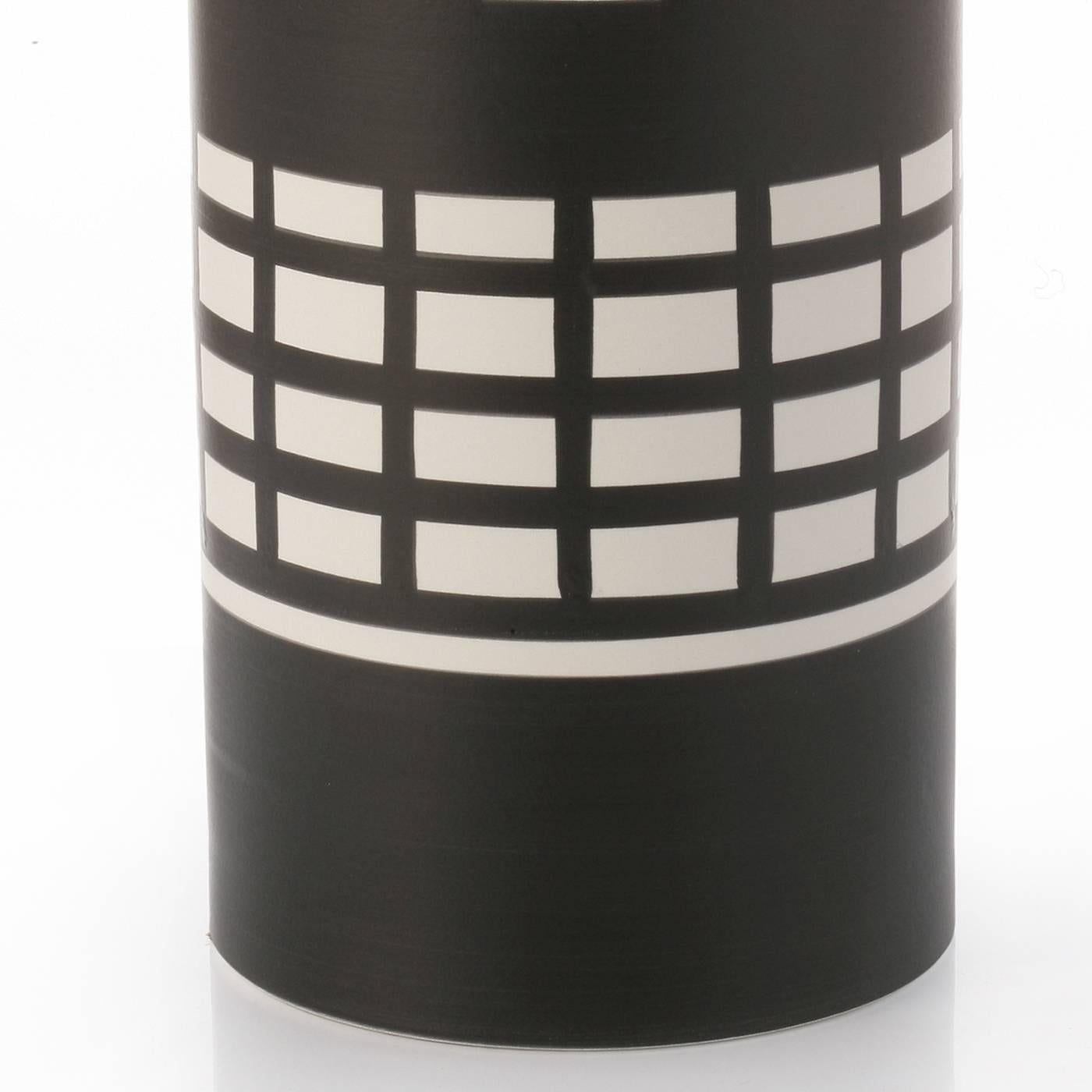 italien Vase en verre noir et blanc d'Ettore Sottsass en vente