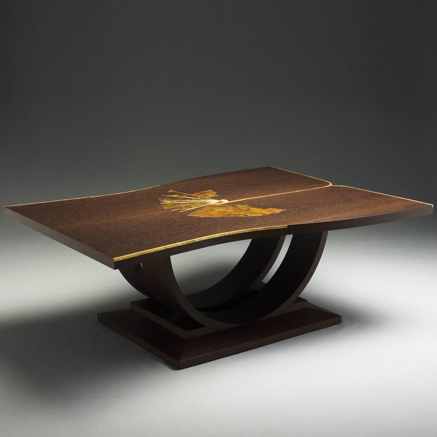 Dieser elegante Tisch ist von einem alten Kimono inspiriert und aus Wenge-Holz gefertigt. Die Platte ist mit einem Fächer aus Stein verziert. Die Stäbe, die den Fächer und die Kanten des Tisches hervorheben, sind aus Messing mit