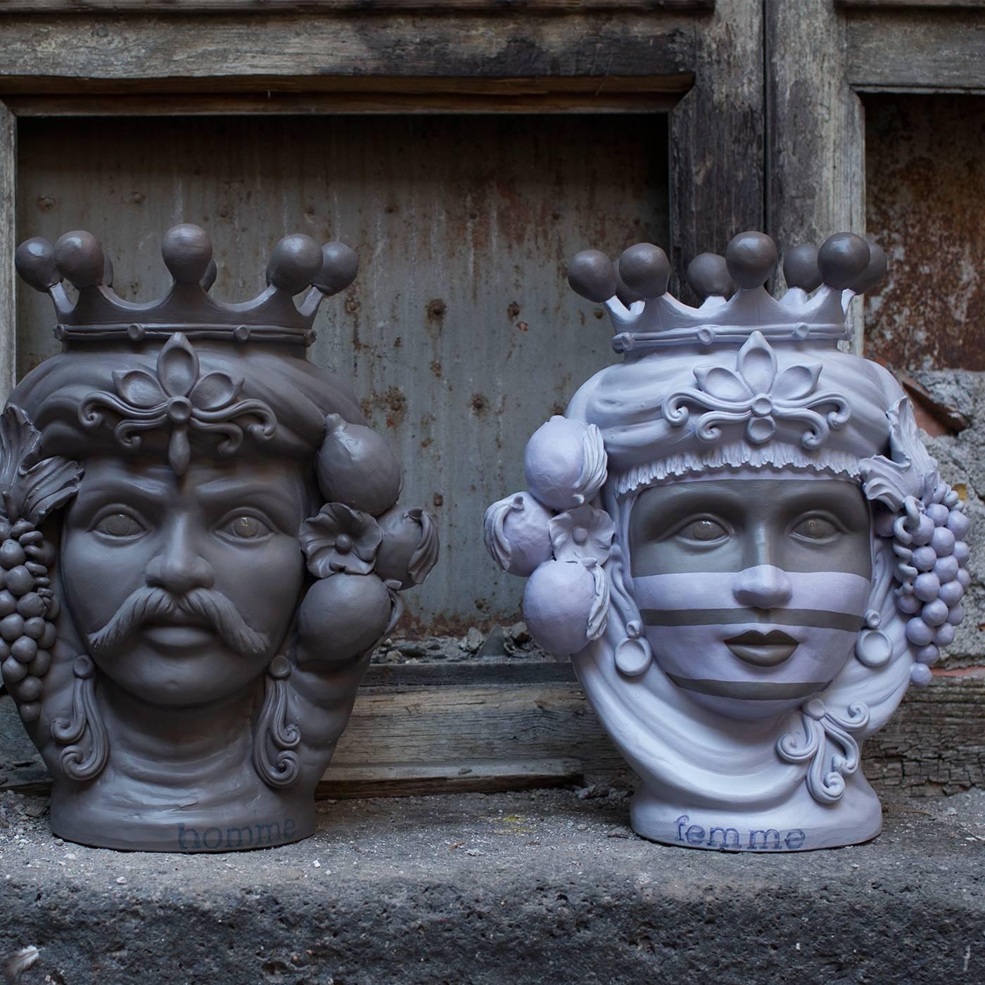 Questo vaso antropomorfo è realizzato interamente a mano e dipinto nei colori malva e fango. Il brano si ispira alle antiche leggende siciliane sull'amore e la vendetta tra un moro e una fanciulla. Il disegno monocromatico opaco e il fango ricco di