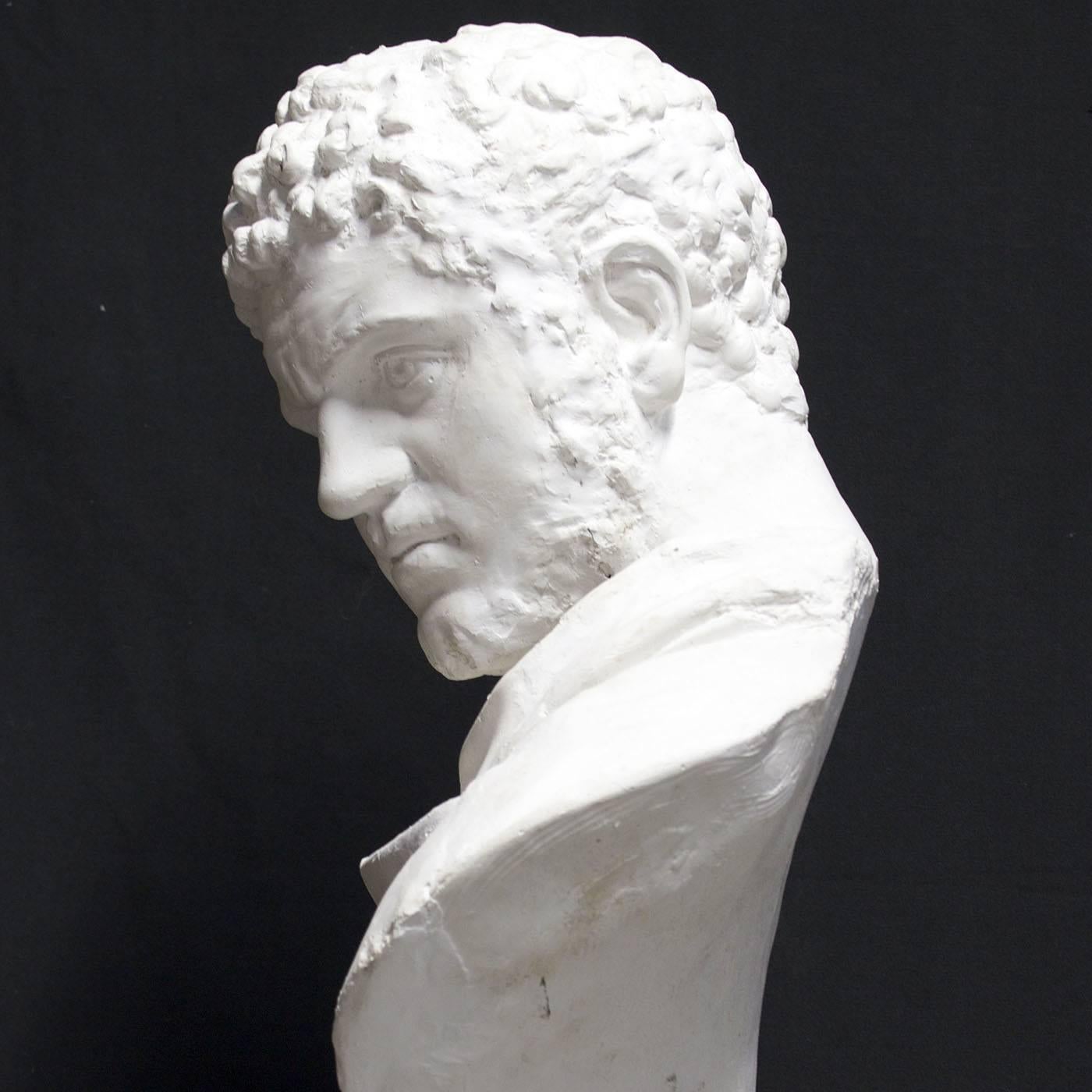 Il s'agit du buste de l'empereur romain Caracalla, modelé d'après une célèbre sculpture exposée au musée du Vatican. À l'époque romaine, ce buste était une représentation particulièrement innovante, car le visage est tourné vers la gauche au lieu de