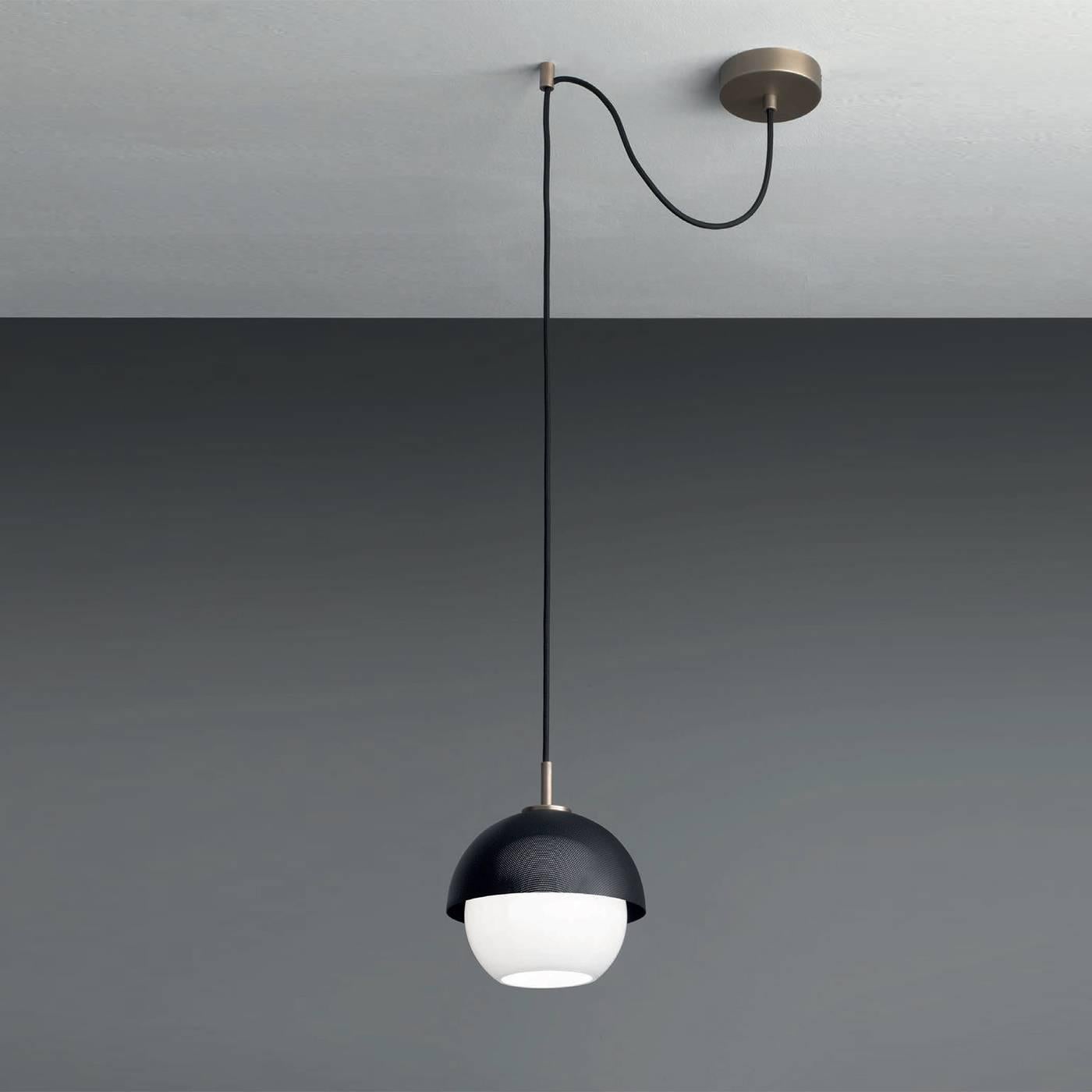 This elegant lamp uses a modern design and traditional materials to exude timeless sophistication. Its structure, that can be adjusted, is in brass with a light or dark burnished finish, while the semi-spherical shade is in metal with a matte finish