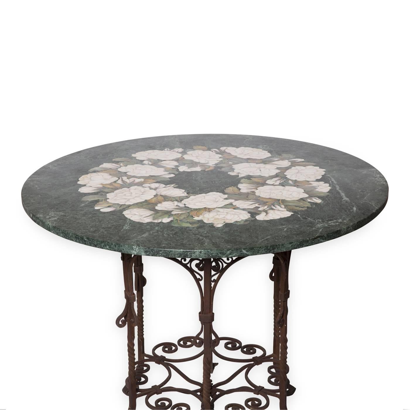 Precious green Guatemala marble tabletop by Tuscan mosaicist Bianco Bianchi. The green marble is decorated with a masterful mosaic inlay depicting a romantic garland of roses. The base rests on a black wrought iron base with an antique look.