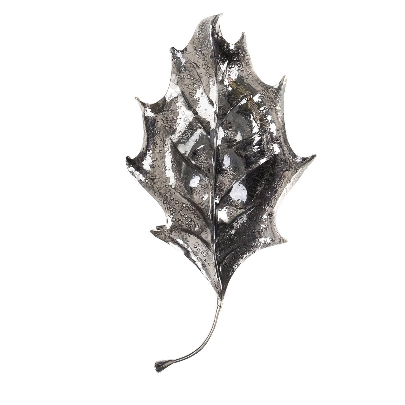 Single holly leaf made of scintillating sterling silver. This exquisite piece was embossed and entirely hand-engraved by the master silversmiths of Fratelli Lisi, showing remarkable detail on the blade, midrib and veins.