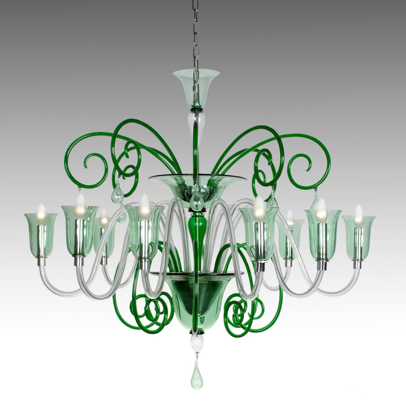 This Murano glass eight-light chandelier is entirely mouth-blown and has a contemporary flair, thanks to the striking green color of the glass of the lights and the decoration that complements the simple clear glass of the eight arms.