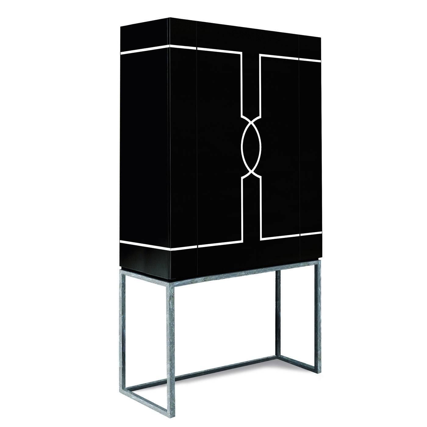 This one-door drink cabinet beautifully crafted by the finest Italian artisans rests on a silver leaf metal frame and features a push-to-open mechanism on the central door. The addition of a geometric motif on the front and sides offers a subtly