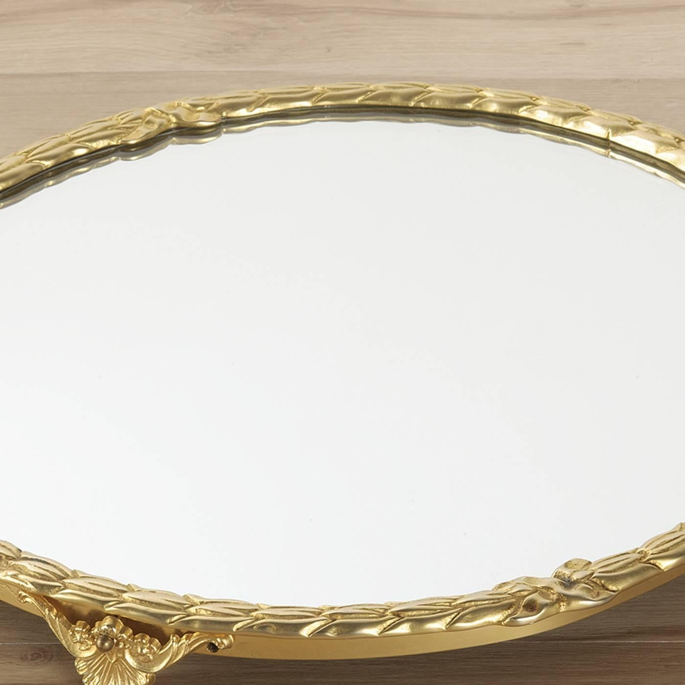 This exquisite tray features a mirrored top that will create striking effects with the surrounding light and with the objects displayed or served on it. Its delicate frame is made in bronze with a satin gold finish that also makes the two small