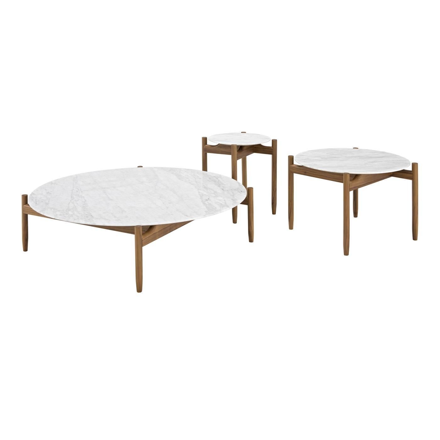 This elegant coffee table features a square base with four legs that rise as high as the top they support. The legs can be in oak, with a dark or natural finish, in Canaletto walnut, or in maple wood. The marble round top adds a touch of luxury to