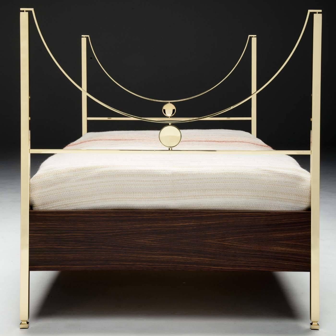 This bed frame of exquisite quality was created by Italian master designer Carlo de Carli in 1962 and was revived in 2011, paying homage to the 100th birthday of the designer. Both the headboard and foot board of this unique bed were crafted using a