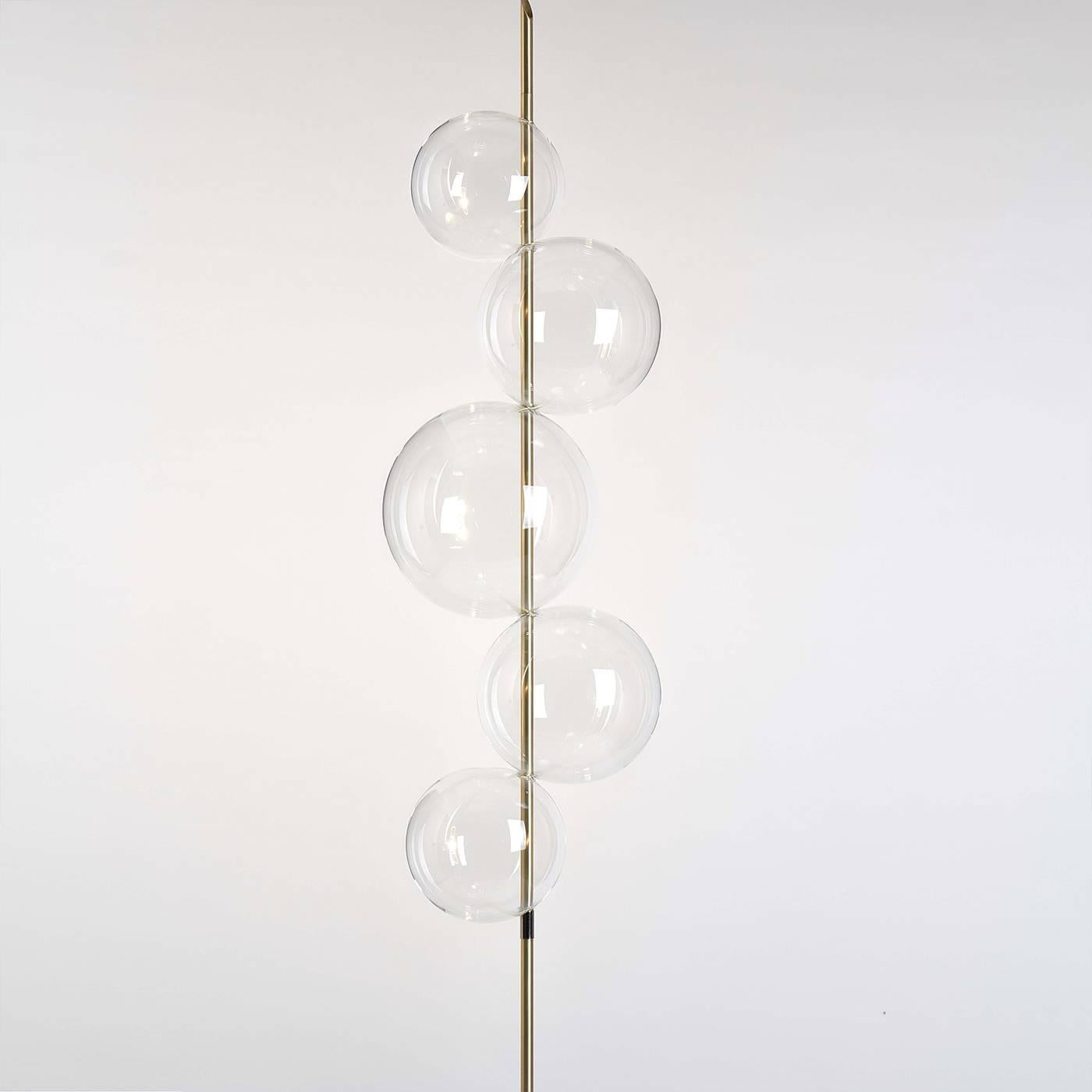 Faisant partie de la collection Grandine, ce lampadaire exquis est moderne et sophistiqué et complétera particulièrement un décor contemporain. Inspirée par la forme et la puissance de la grêle (