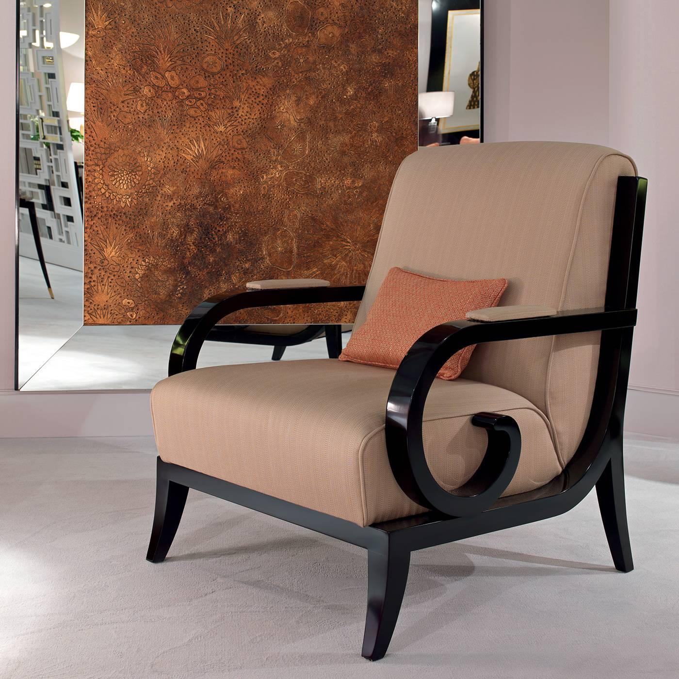 This elegant armchair was entirely made in solid wood according to artisanal methods. The wood was then polished in a striking black glossy finish that highlights its straight vertical elements and the gentle curves of its armrest and feet. The
