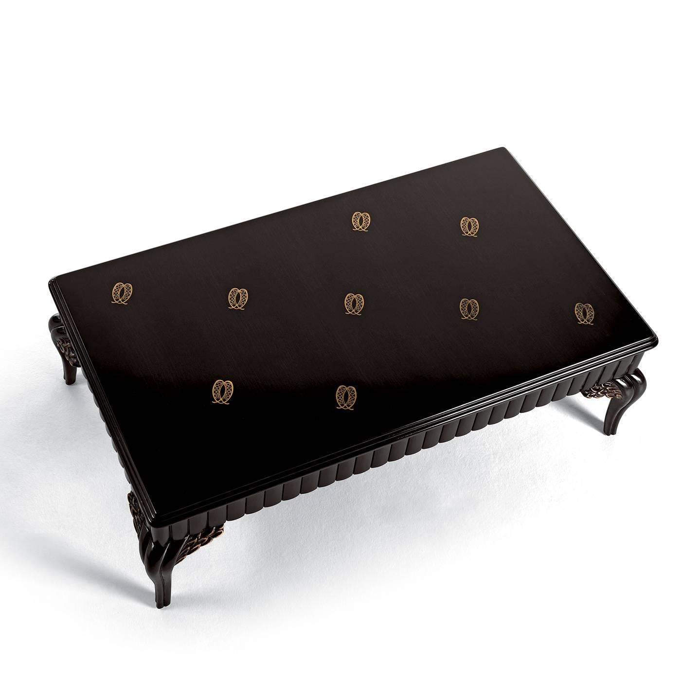 This exquisite coffee table will add a touch of luxurious elegance to a Classic living room, thanks to the noble materials used, the timeless design, and masterful craftsmanship. The entire structure features four curved legs and a rectangular top