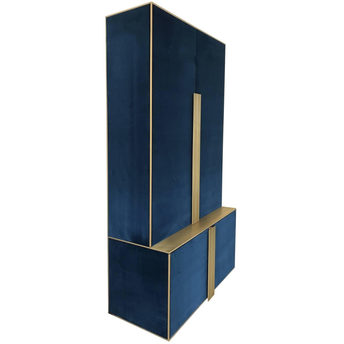This superb cabinet will make a statement in any decor and was designed to contain bottles, glasses, plates, and table linens. Crafted by expert artisans, this piece features a structure in wood with edges in brushed brass with a golden finish that