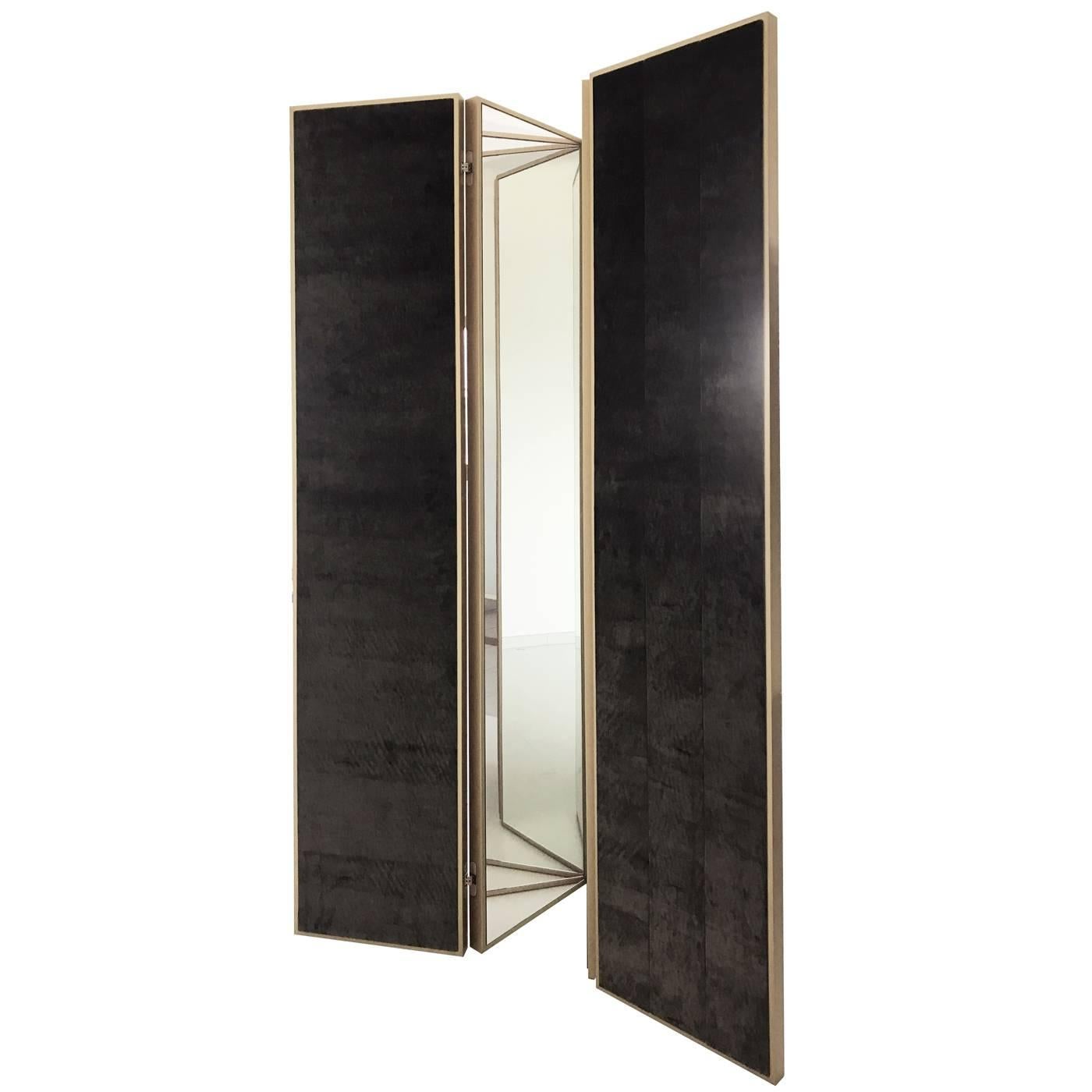 This magnificent screen was crafted by expert artisans and will be a splendid addition to any room, thanks to its exquisite craftsmanship and the sophisticated allure of its Silhouette that evokes the charm of the Art Deco style. The structure is in
