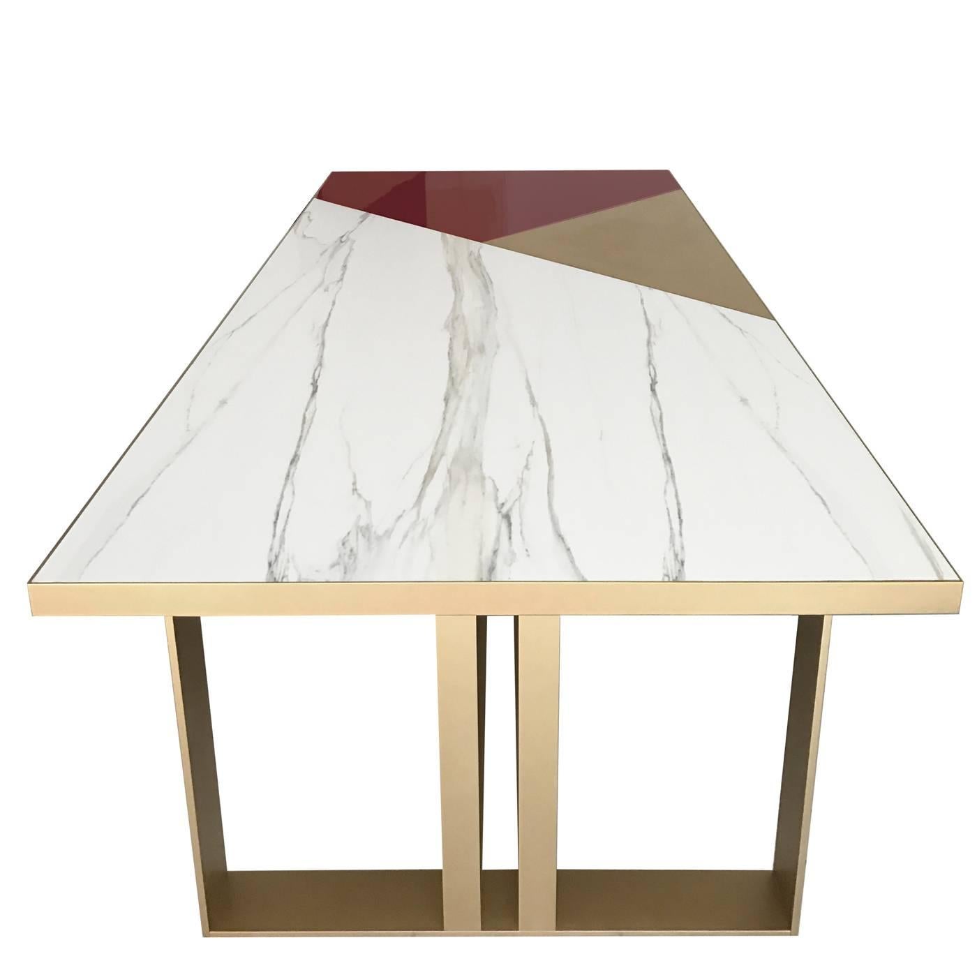This unique dining table will make a statement in any decor, thanks to its exquisite craftsmanship by expert artisans, the use of noble materials, and the timeless allure of its Silhouette. The brushed brass structure has a golden finish and is