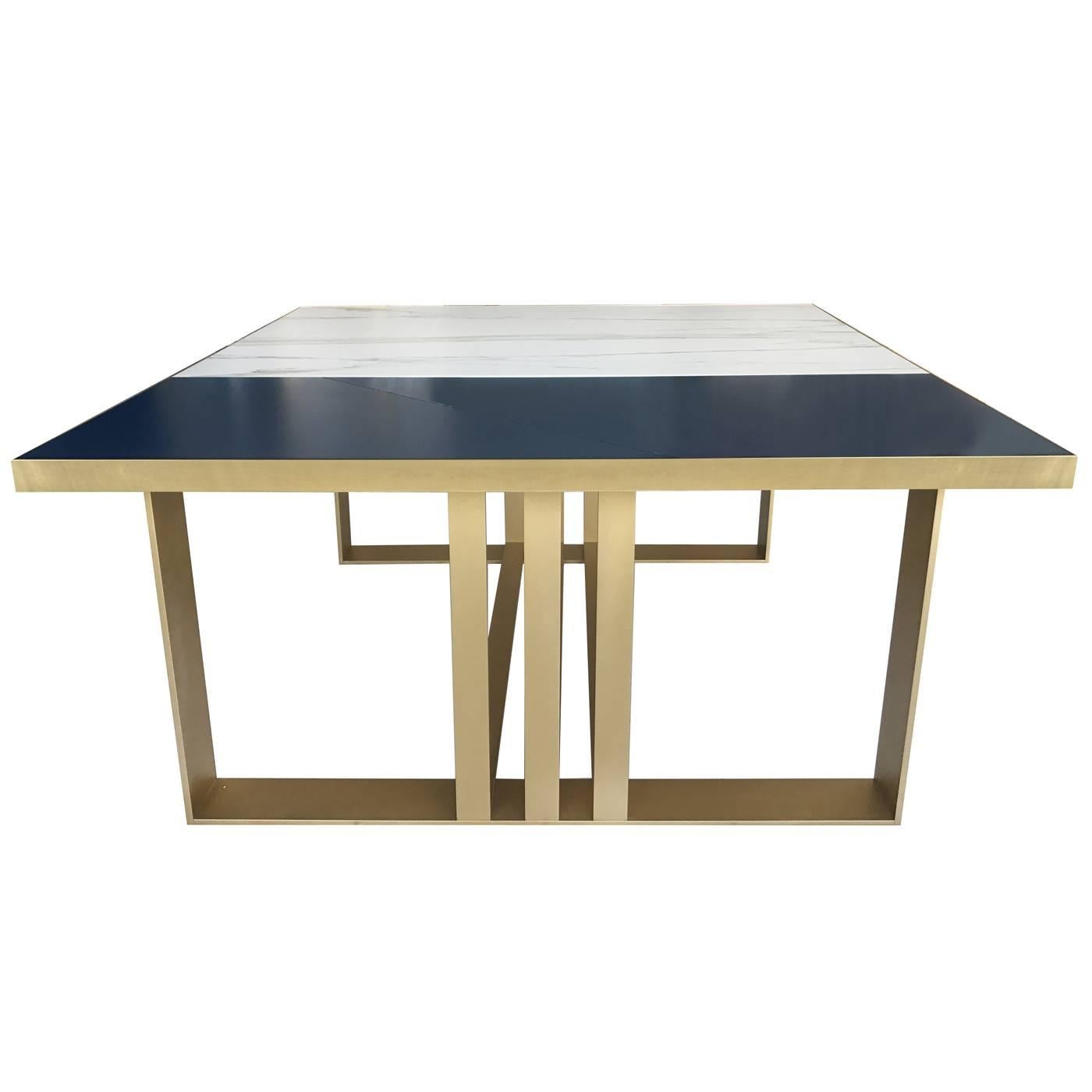 Sophistiquée et intemporelle, cette table de salle à manger s'imposera dans n'importe quel décor. Il a été réalisé par des artisans experts à partir d'un plateau précieux en marbre Calcatta doré qui, avec son fond clair et ses veines dorées