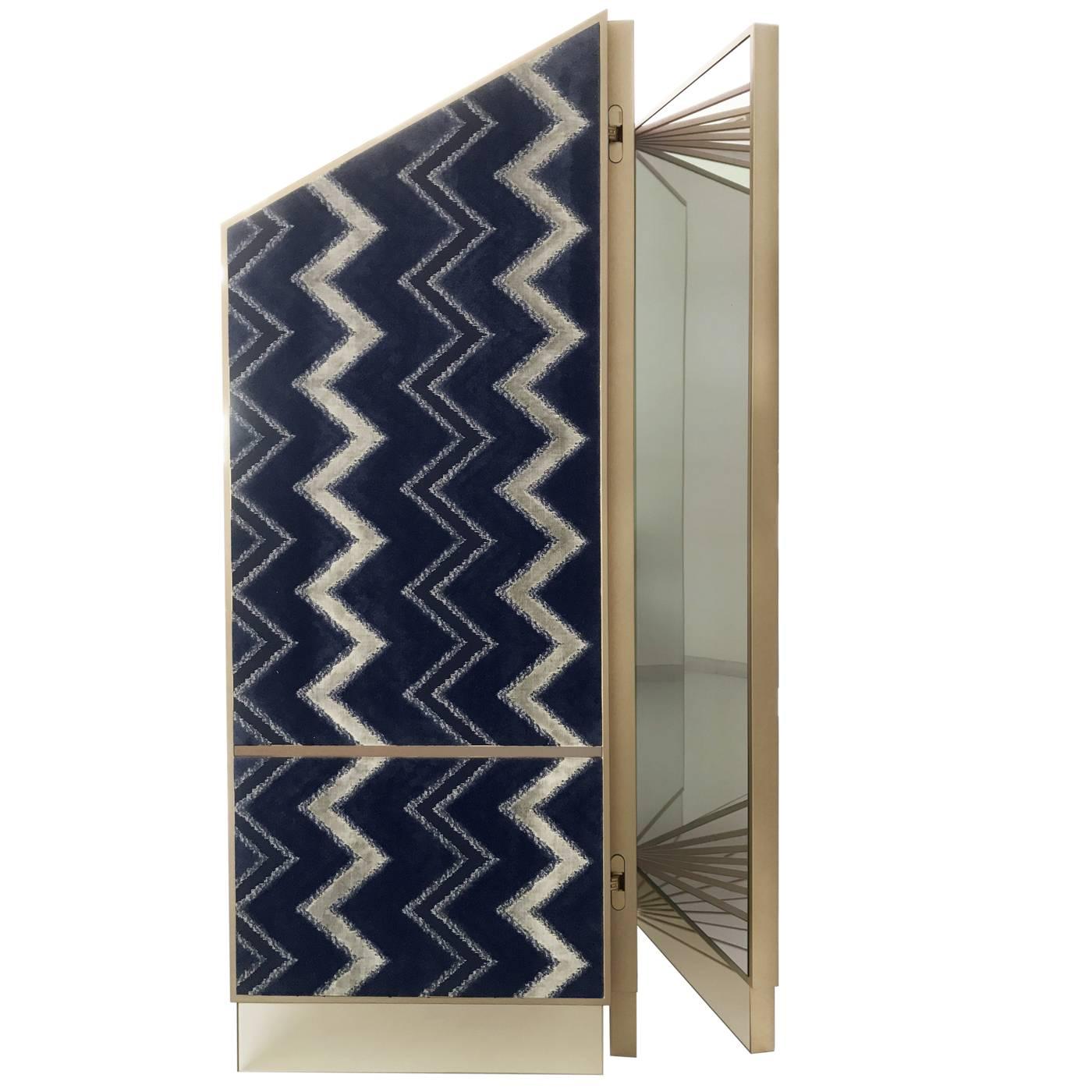 This superb screen was made entirely by master craftsmen using artisanal techniques. Its geometric Silhouette, inspired by Art Deco, will enrich any decor. The three panels rest on a mirrored base with a light silver finish, which appears also in