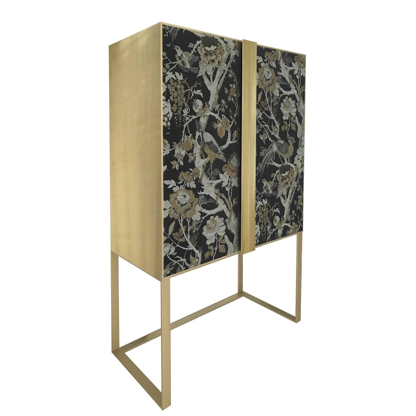 This magnificent cabinet was created to contain beverages, glasses, and table linens and it will enrich any dining room, thanks to its exquisite craftsmanship and the elegance of its contemporary design. Entirely made with artisanal methods, its