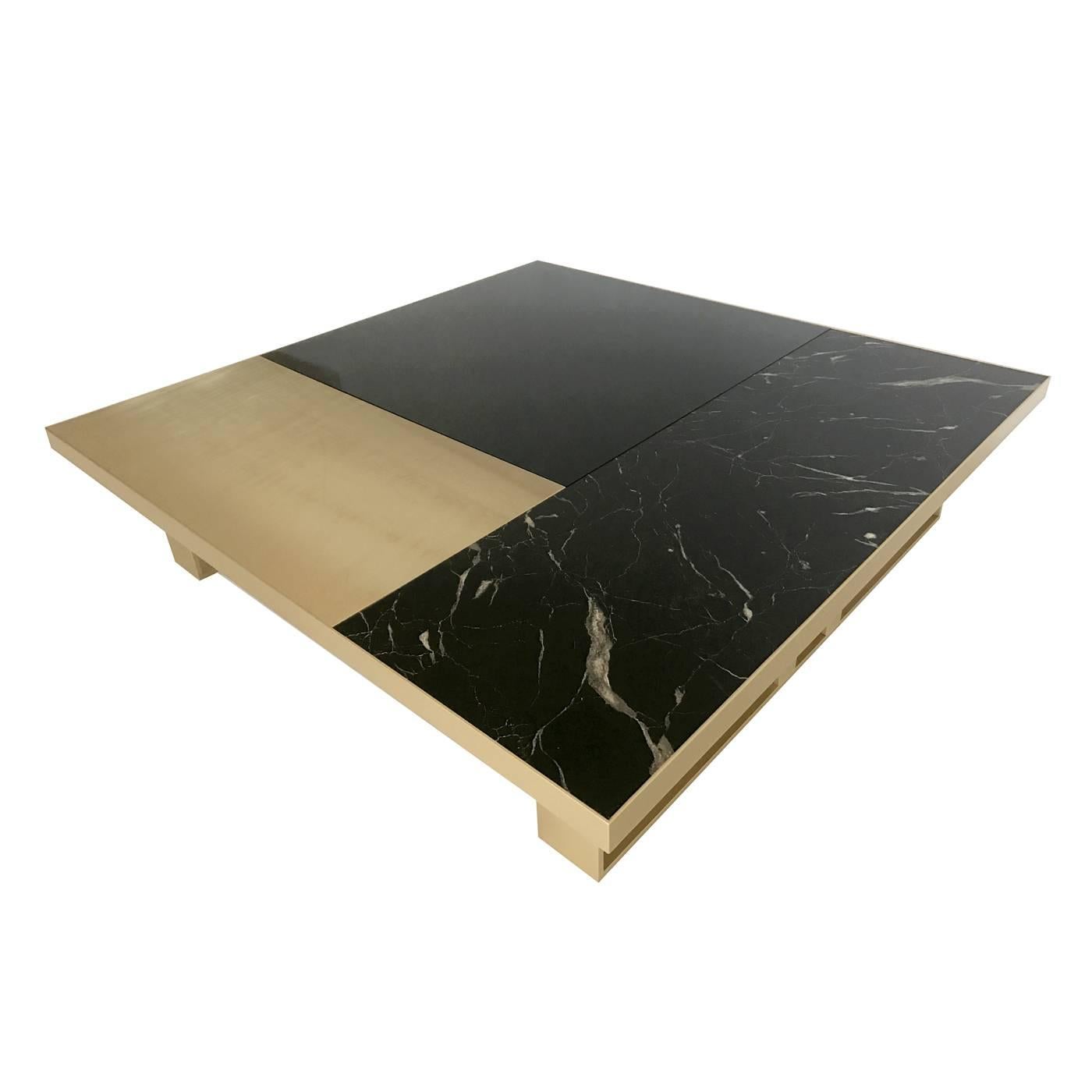 This sophisticated coffee table will bring a touch of contemporary charm to a living room, thanks to its elegant silhouette characterized by a structure in brushed brass whose open base is reminiscent of the art deco style, while the top is made of
