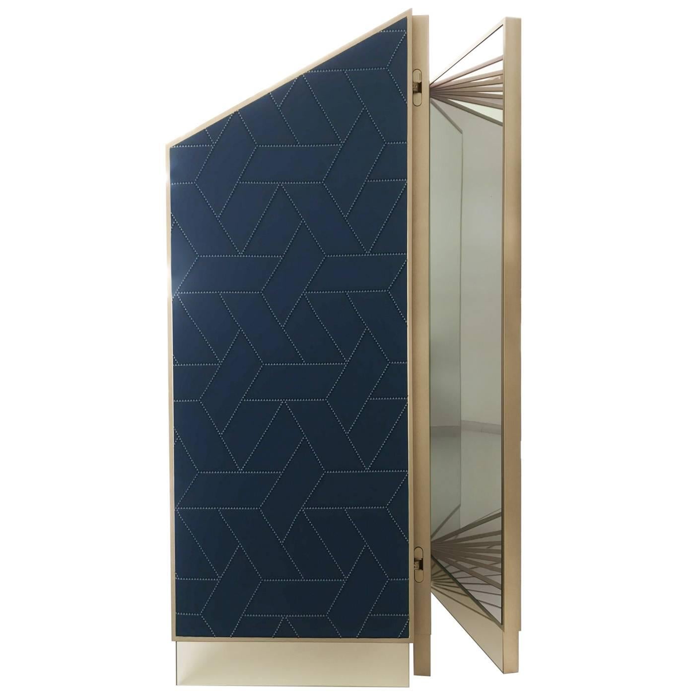 This magnificent screen is inspired by the elegant style of Art Deco, with its reflective surfaces, bold Silhouette, and the geometric patterns of its decor. The metal bushed brass frame rests on a base in mirror with a light silver finish. The