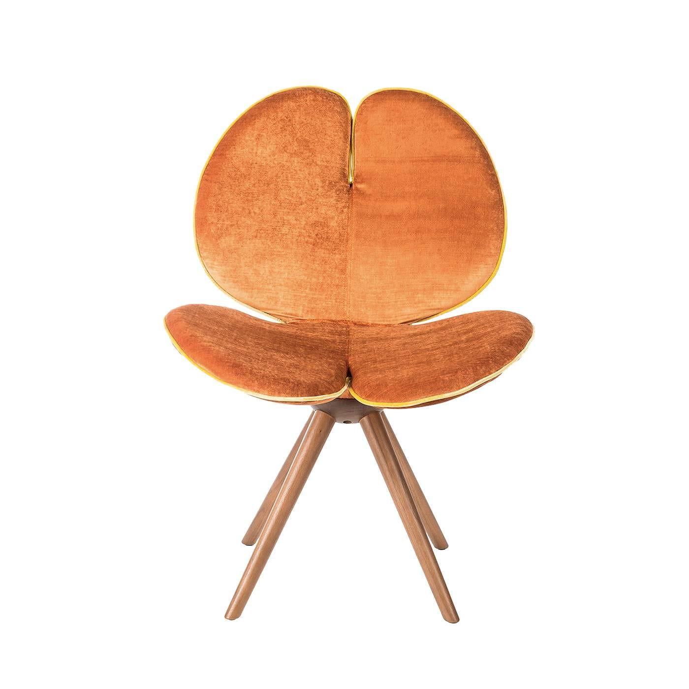 Modern and sophisticated, this chair will add a touch of elegance into a contemporary dining room or living room, thanks to the gentle curves of its Silhouette that strikingly complement the simple straight structure of its four legs in beechwood.